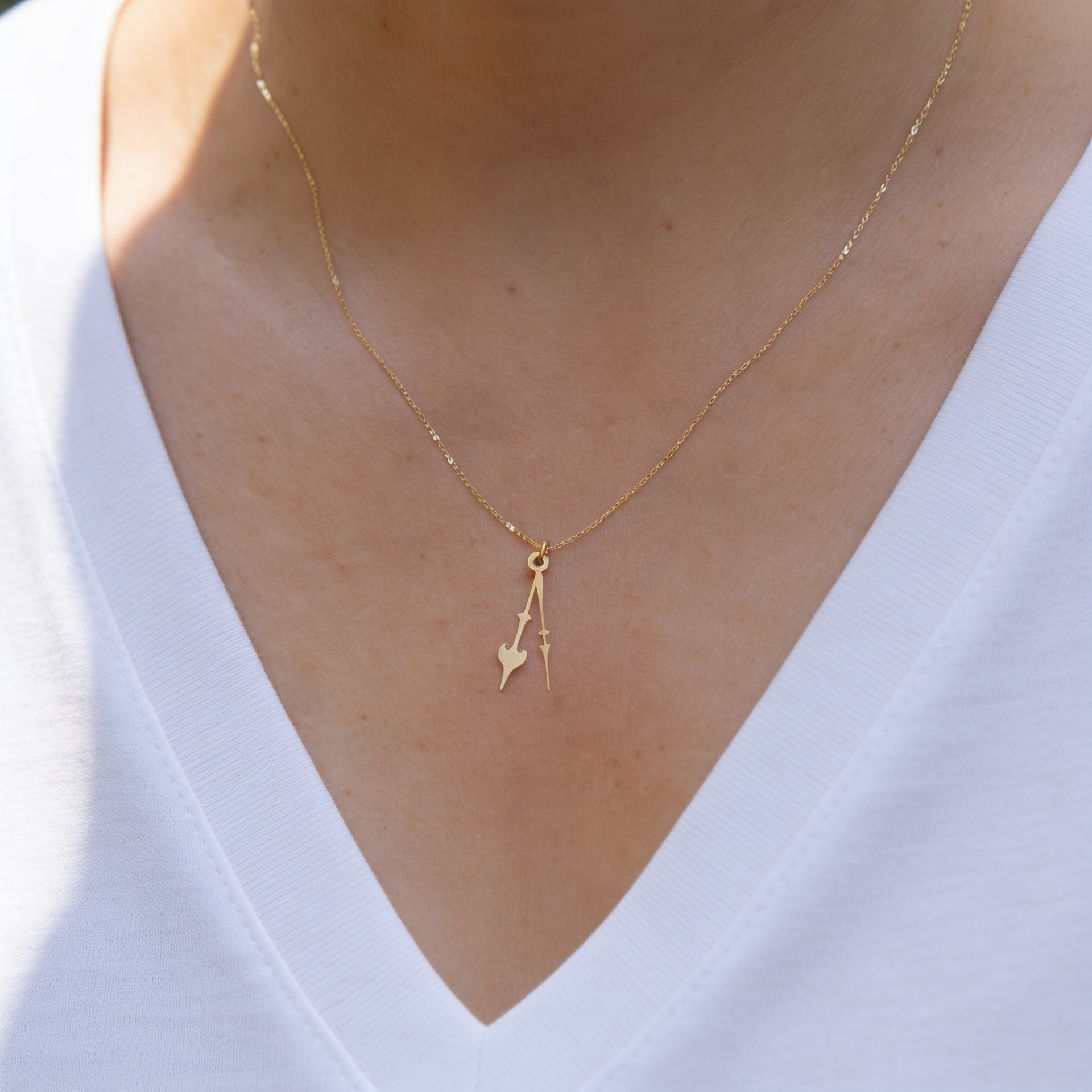 Photo portée du collier "Les Heures Majestueuses" au pendentif de 2,5cm par une modèle au t shirt blanc