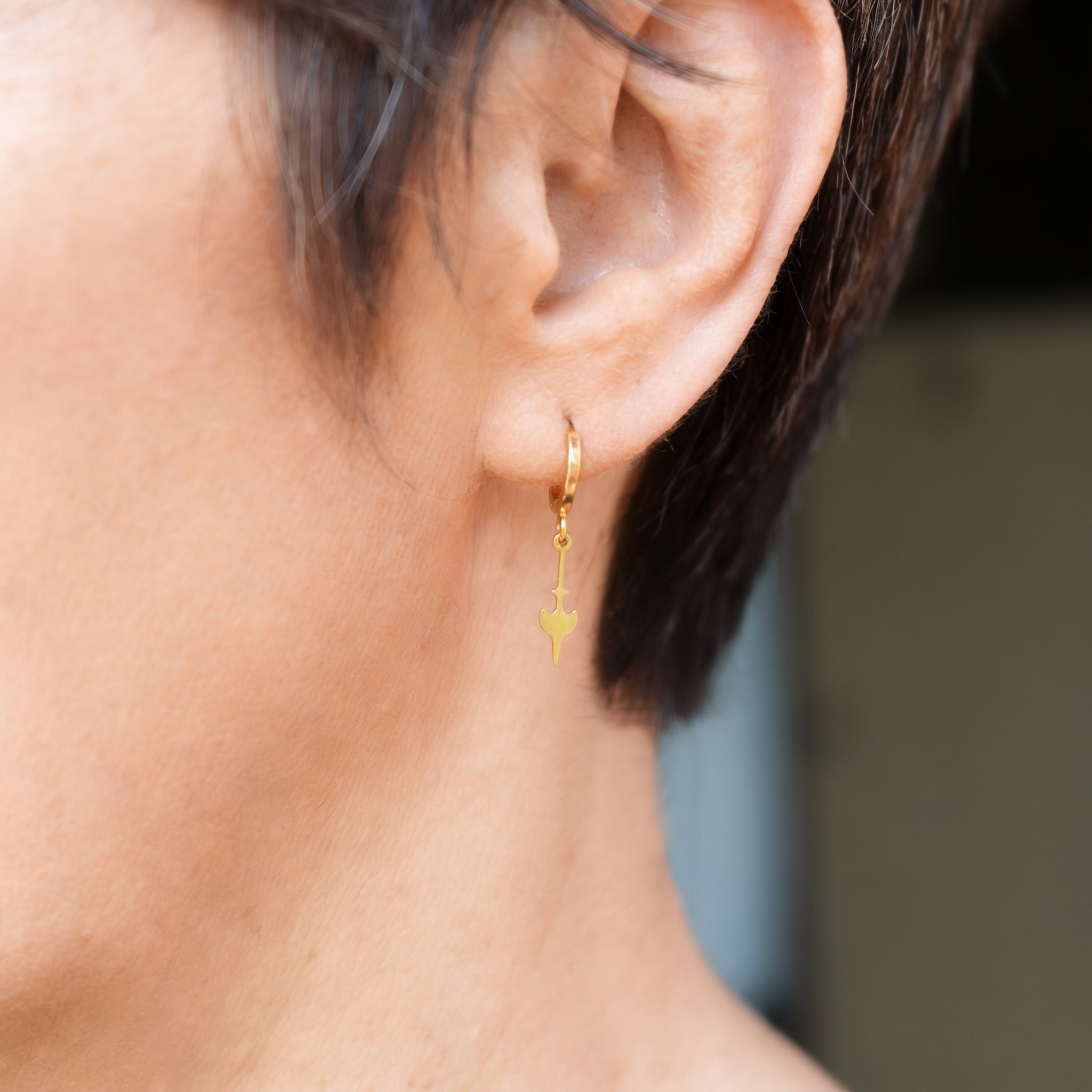 Photo portée des boucles d'oreilles "Heures Retrouvées" par une modèle légèrement de profil