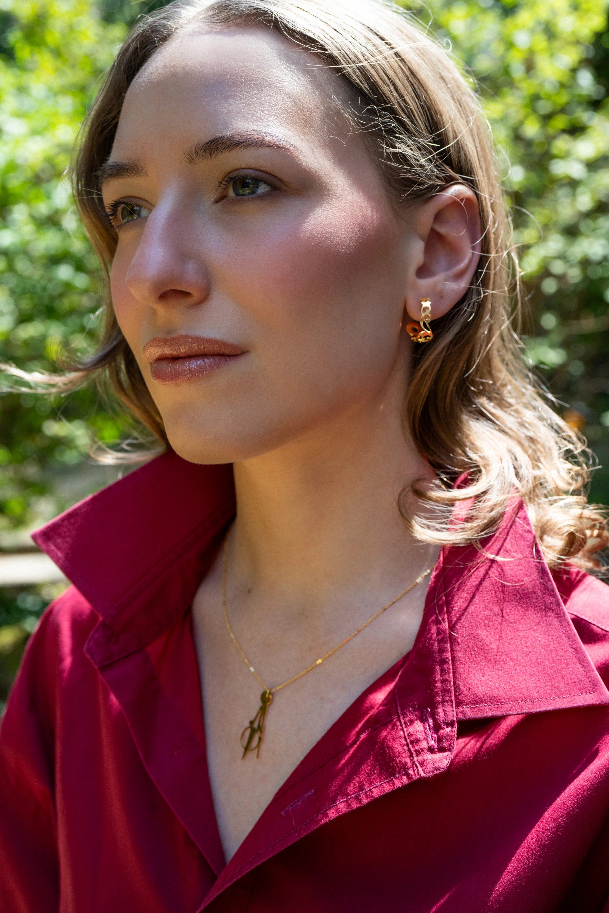 Photo portrait d’une femme qui porte les boucles d’oreilles et le collier art déco