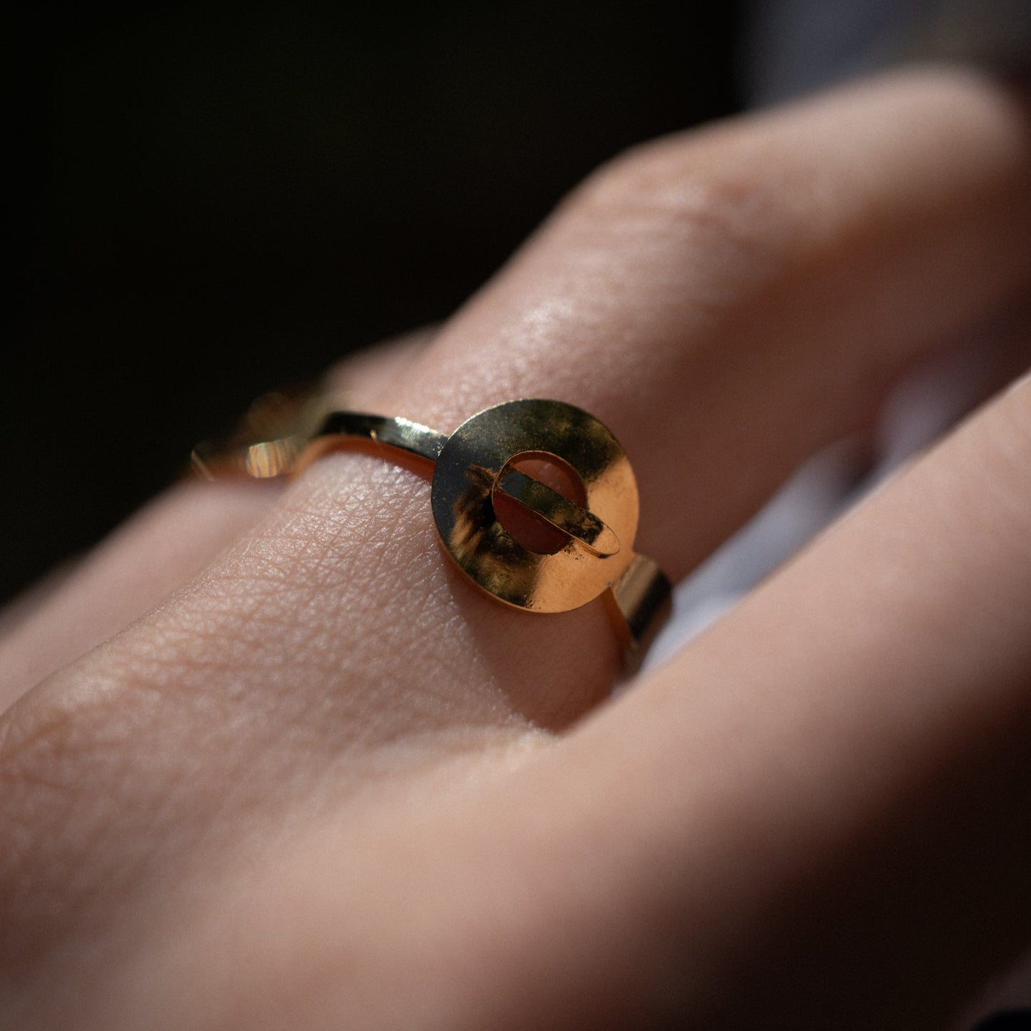 Bague créée à partir d'une aiguille d'horloge unique