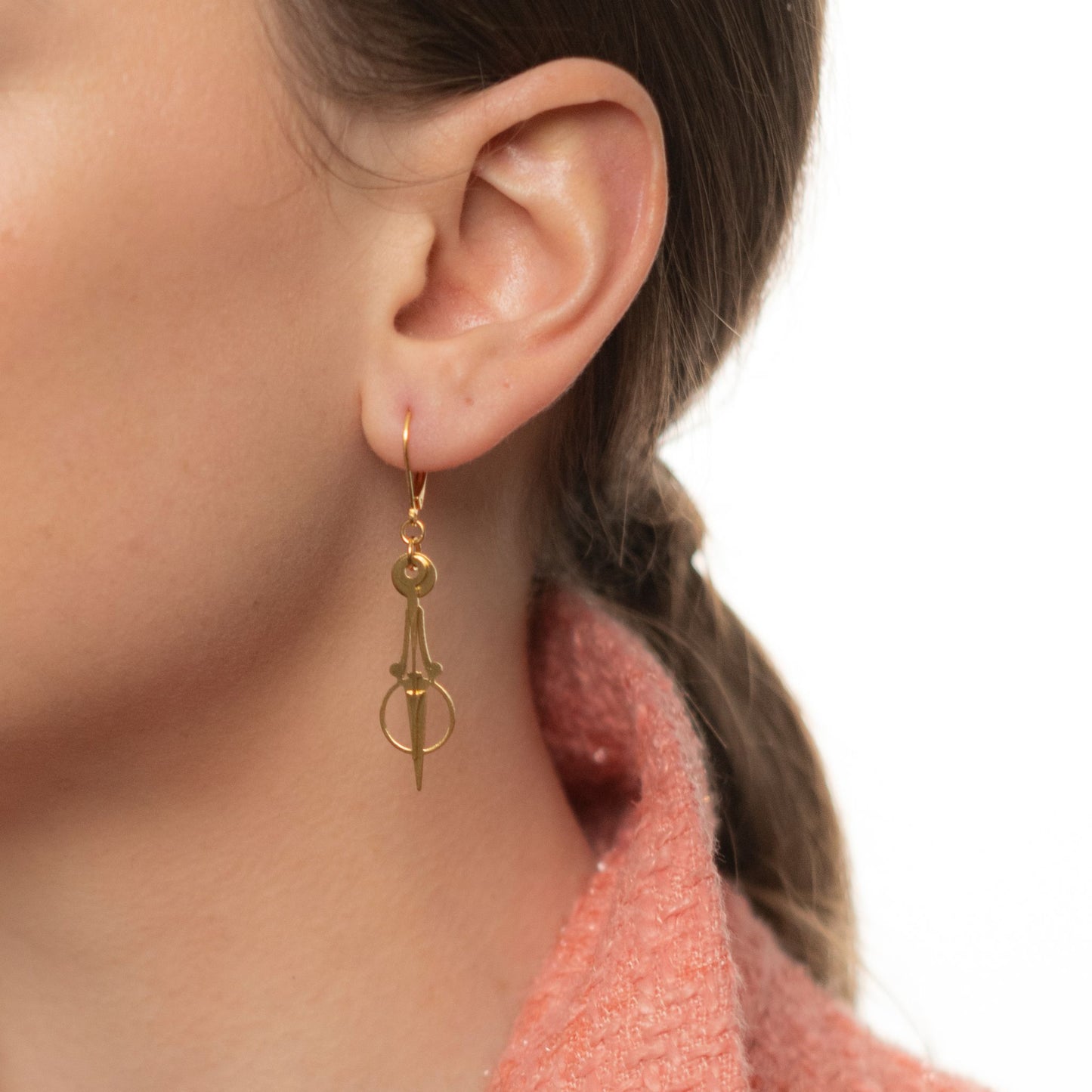 Boucle d'oreille Aurore dorée à l'or fin, fabriquée par Marie-Louise Orlach.