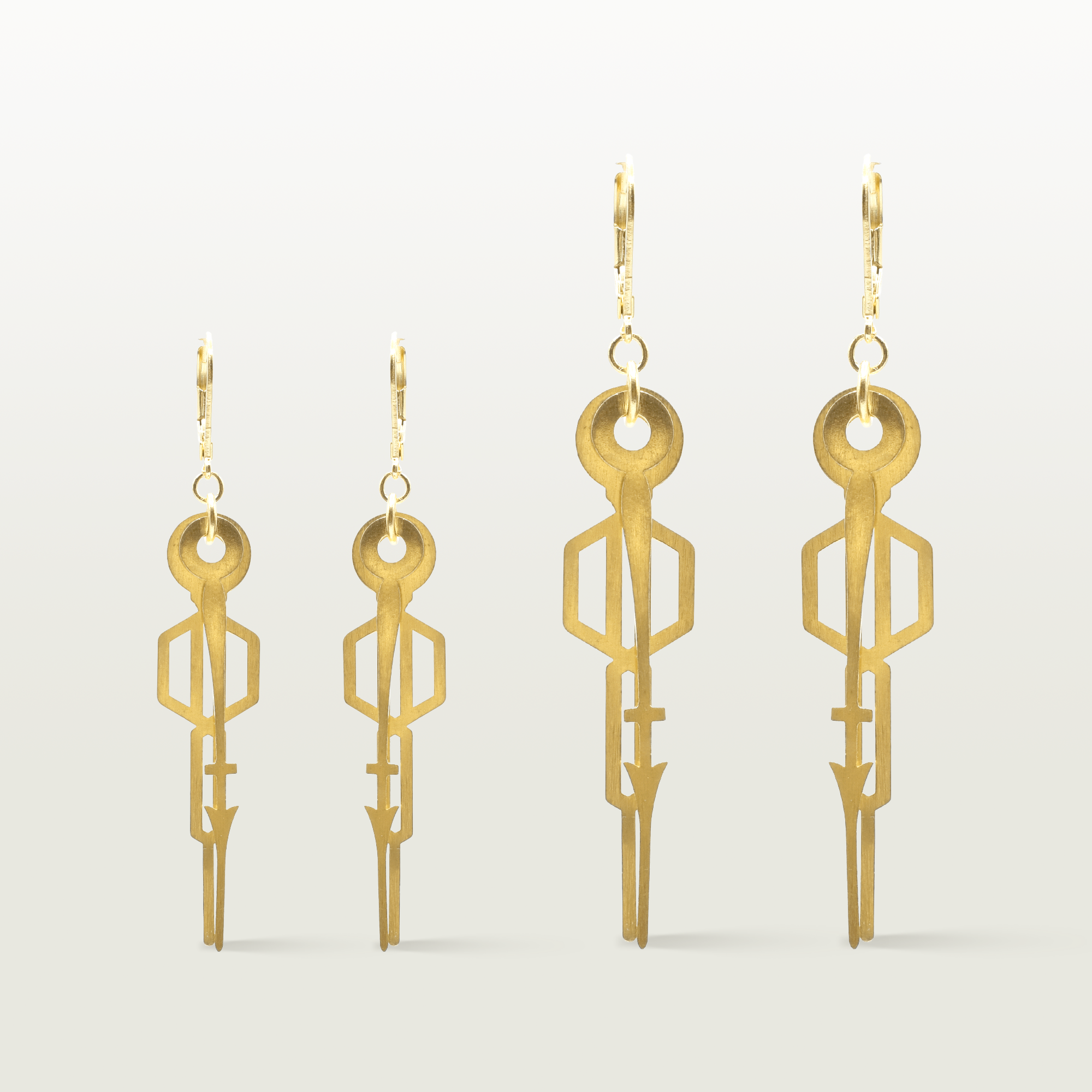 Photo Boucles d'oreilles "Vestiges" en deux tailles sur fond blanc