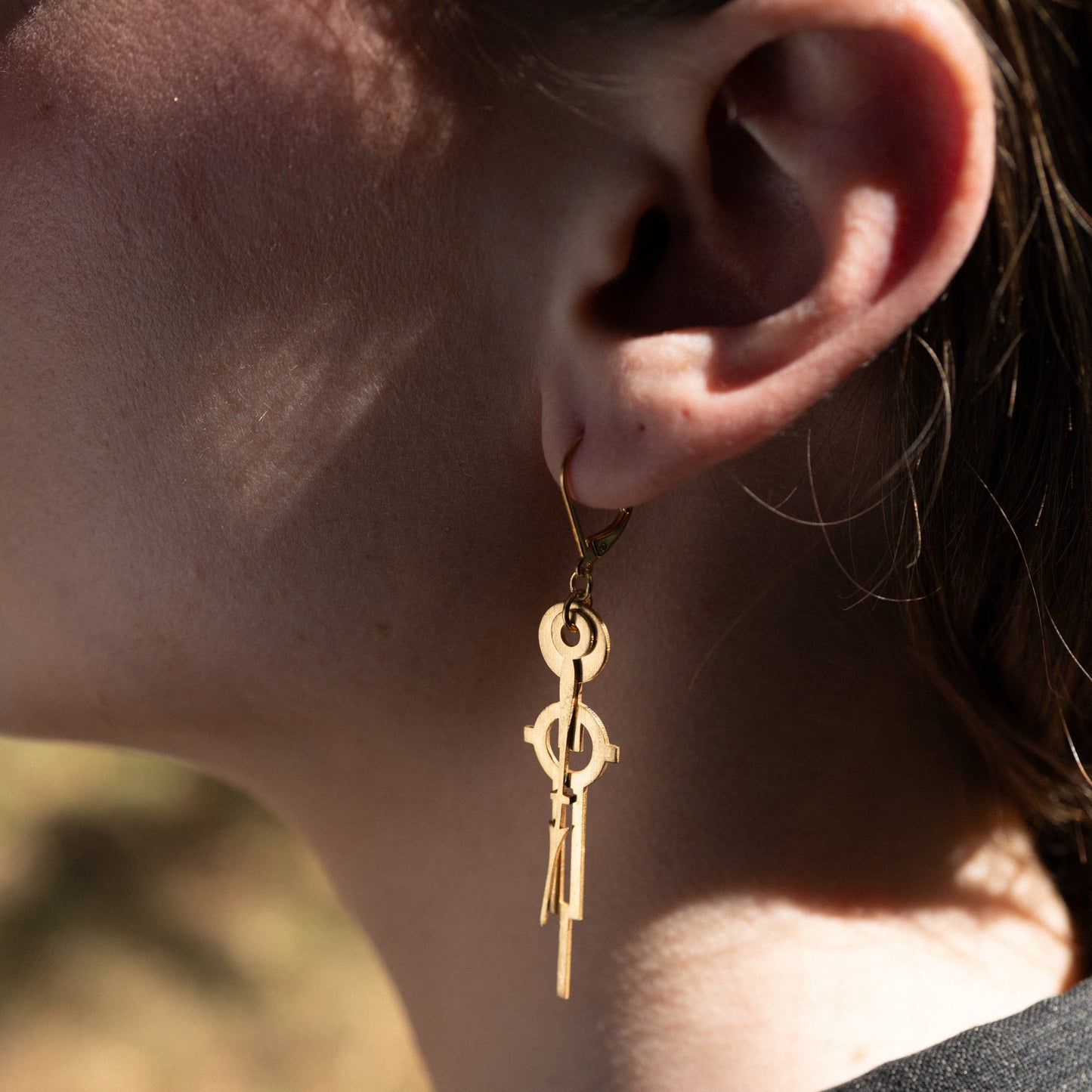 Boucles d'oreille Crépuscules, fabriquées à Paris par Marie-Louise Orlach.