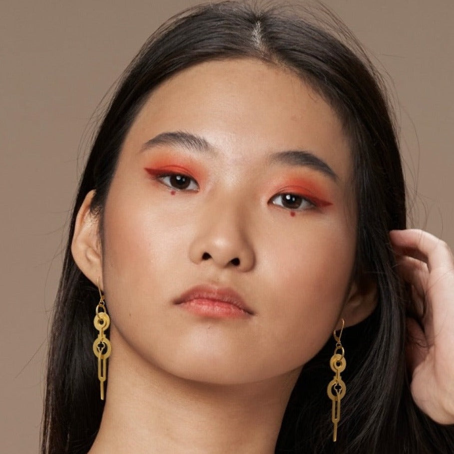 Boucles d'oreille Eternité, fabriquées par Marie-Louise Orlach à Paris.