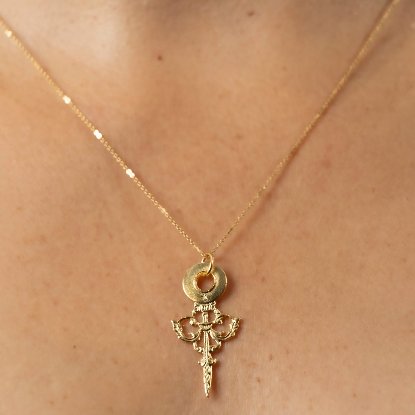 Collier Minuit, créé à Paris par Marie-Louise Orlach. Inspiré d'une aiguille commandée par Louis XV pour une horloge parisienne.