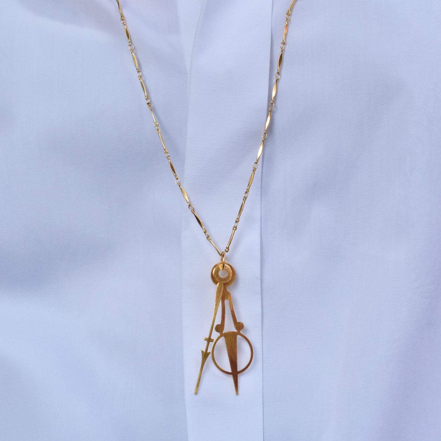 Collier Le Temps retrouvé, inspiré de deux aiguilles d'horloge Art déco des années 1920. Fabriqué à Paris par Marie-Louise Orlach.