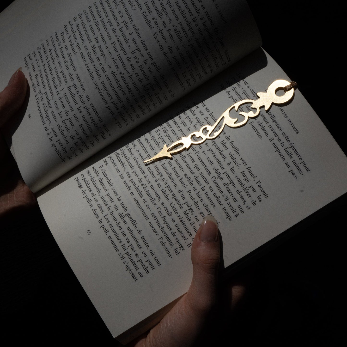 Marque-page délicat et raffiné avec sa jolie aiguille d'horloge Art déco.