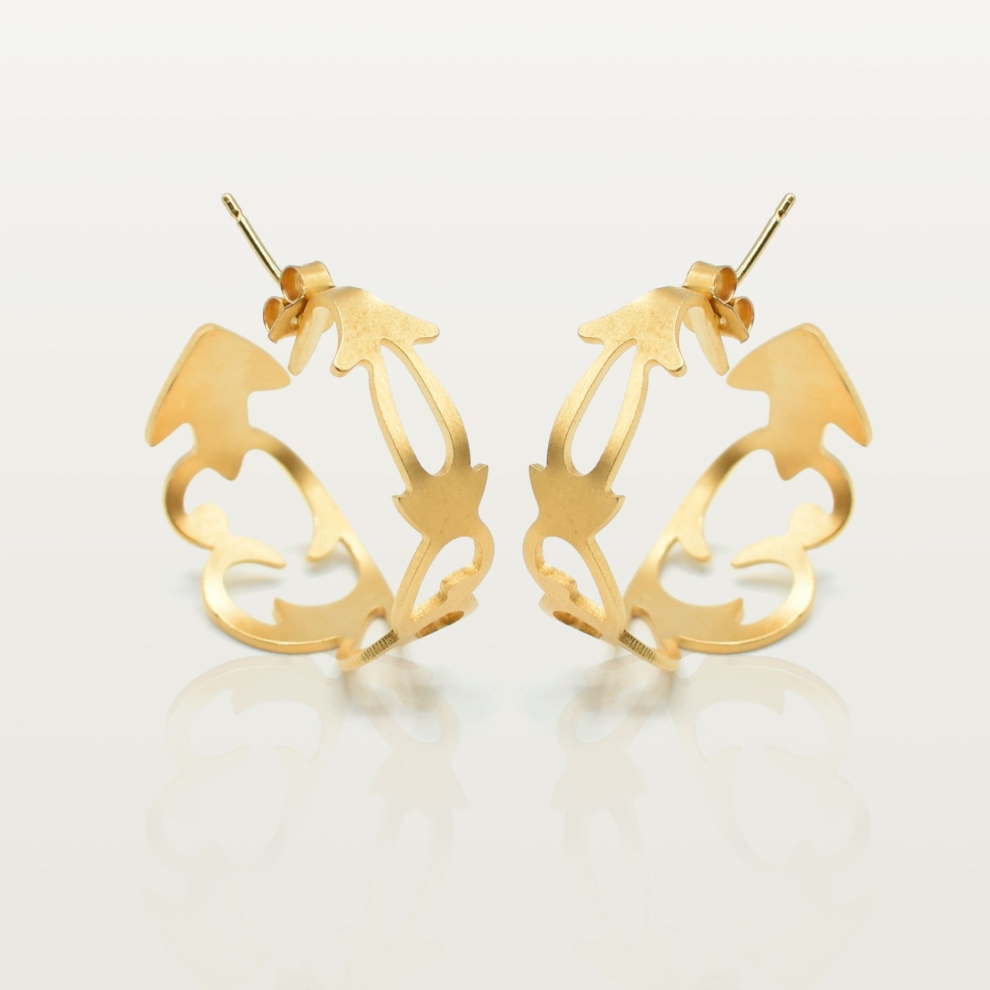 photo packshot des boucles d'oreilles créoles retrouvailles sur fond blanc