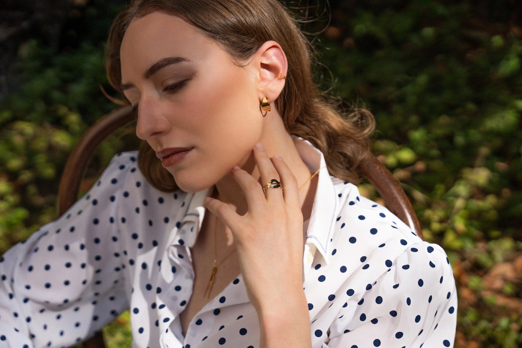 Photo portait d’une modèle qui porte les bijoux de Marie-Louise Orlach de la gamme art déco