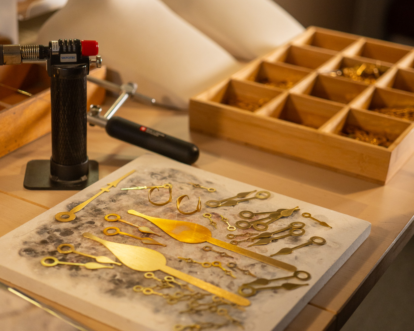 Photo du plan de travail des bijoux avec un chalumeau