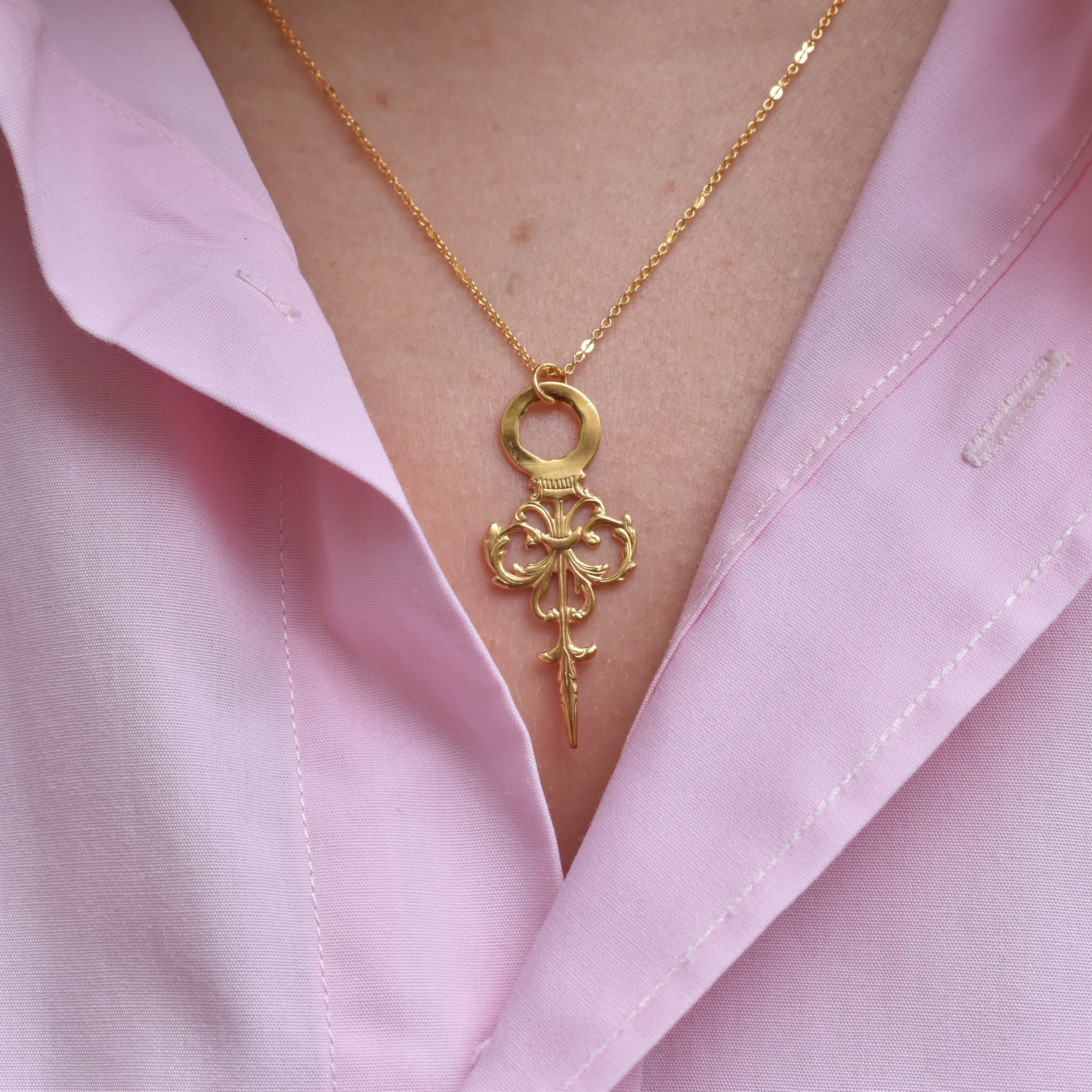 photo close up du collier doré tea time portée par une modèle à la chemise rose