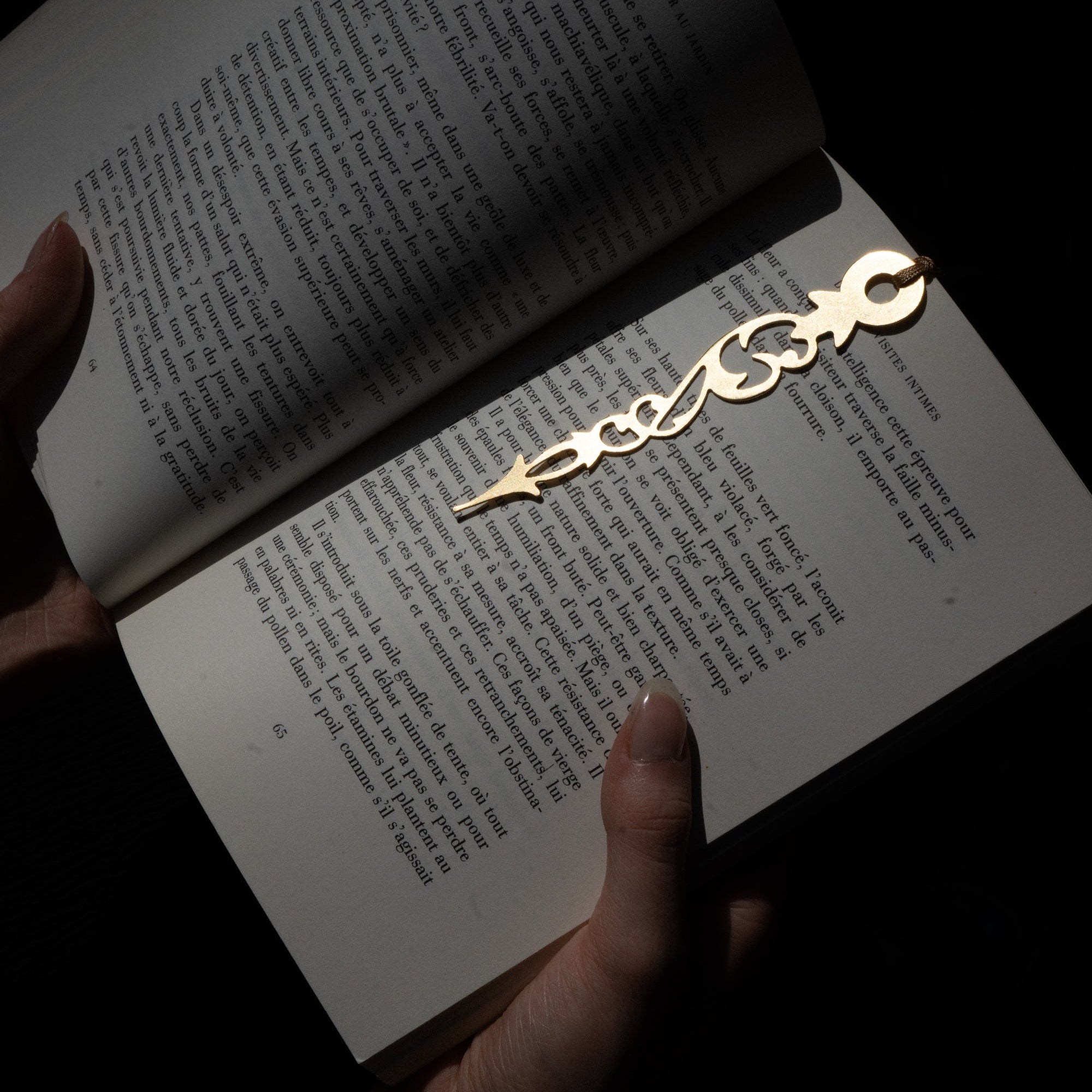 Marque-page délicat et raffiné avec sa jolie aiguille d'horloge Art déco.