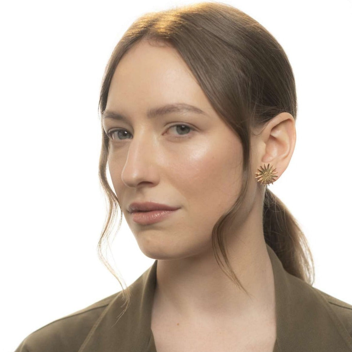 Puces d'oreille Prémices, fabriquées à Paris par Marie-Louise Orlach. Inspirées de l'emblème du Roi Soleil.