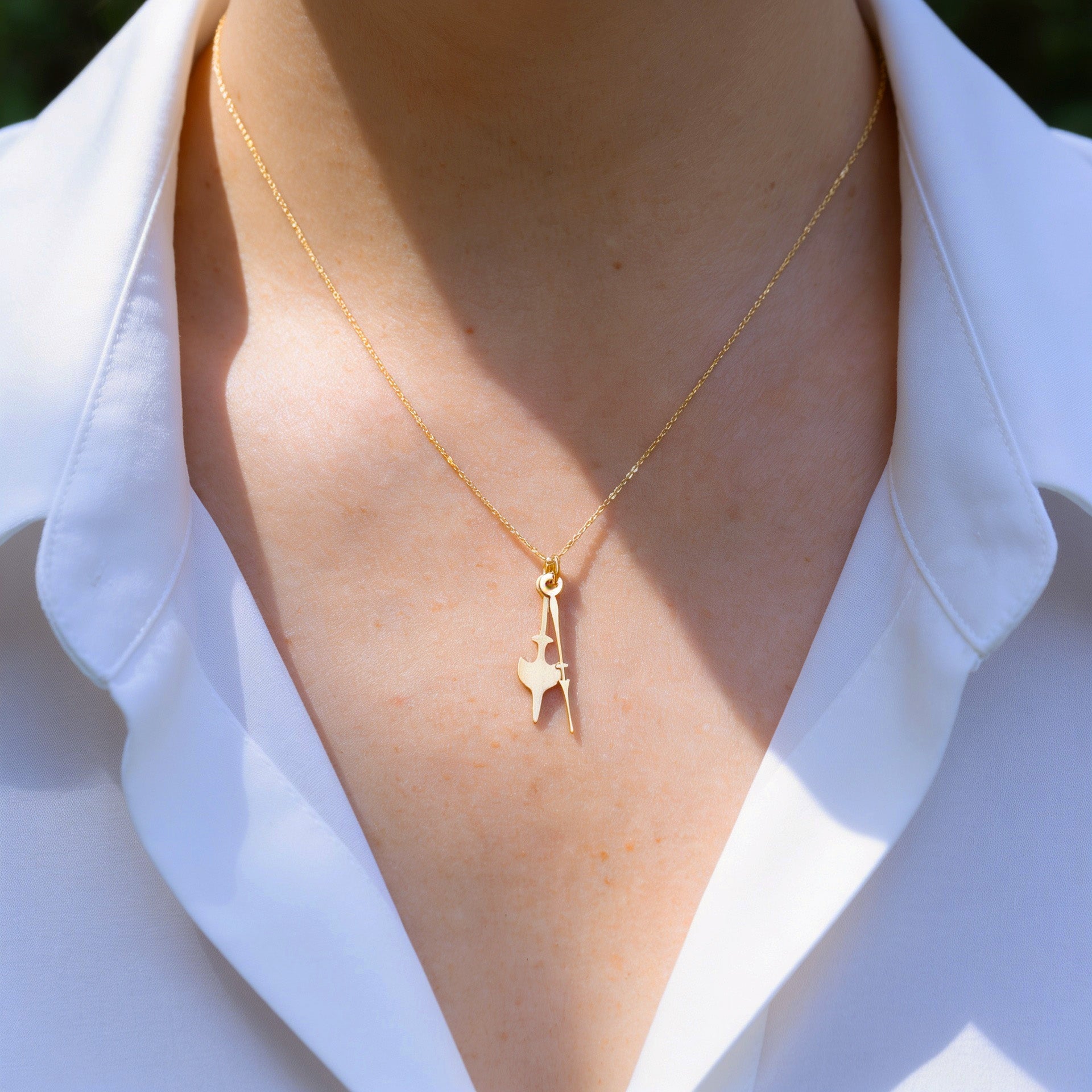 Photo portée du modèle 2,5cm, le bijoux est présenté de face