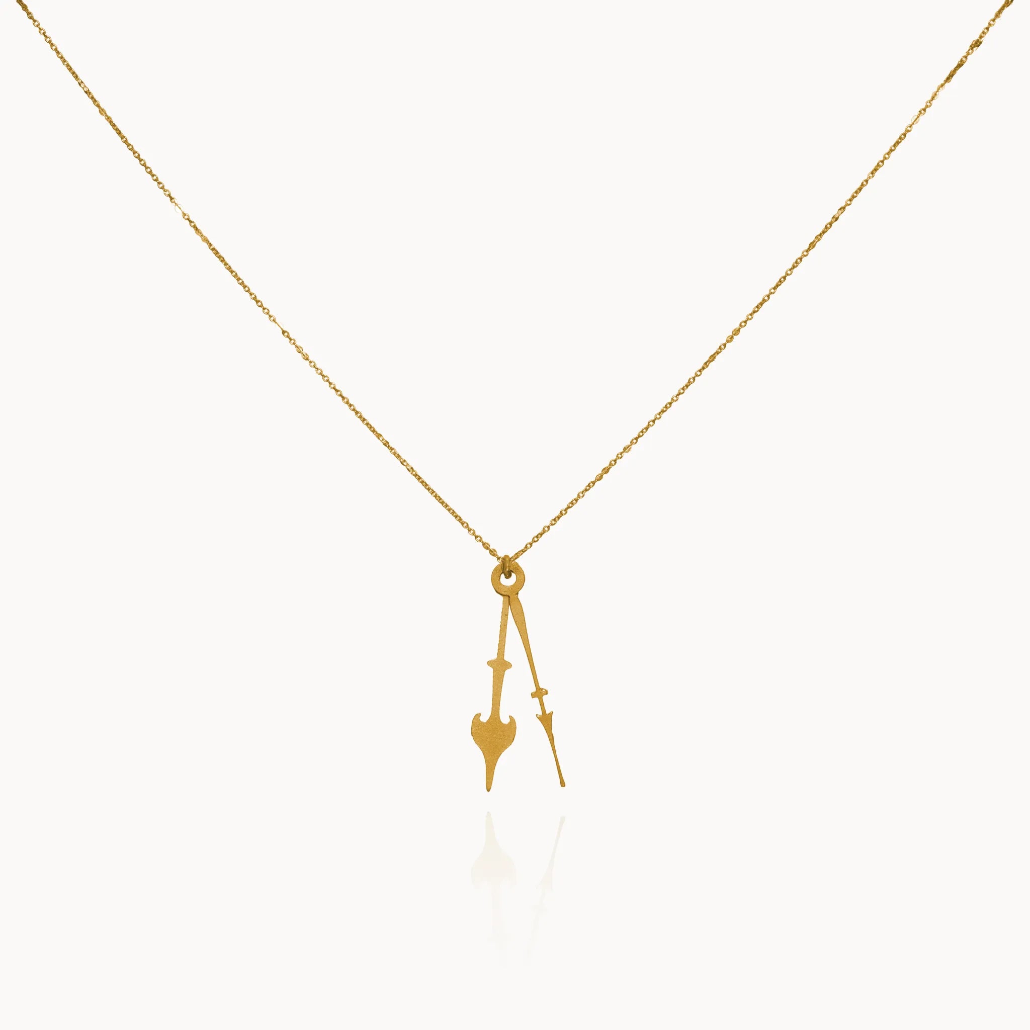 Photo packshot du collier "Les Heures Majestueuses" au pendentif de 2,5cm sur fond blanc