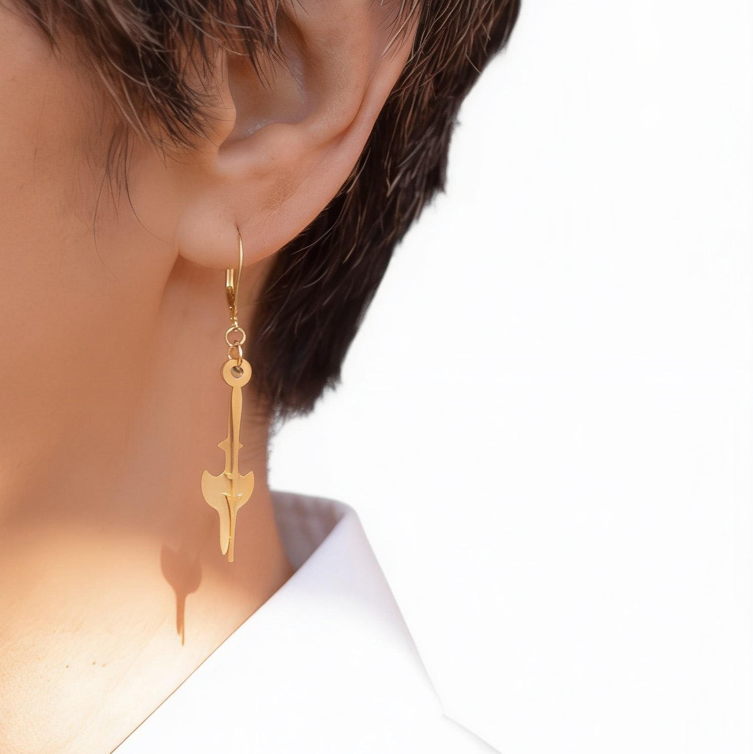 Photo portée des boucles d'oreilles Silence en 5cm par une modèle de profil		