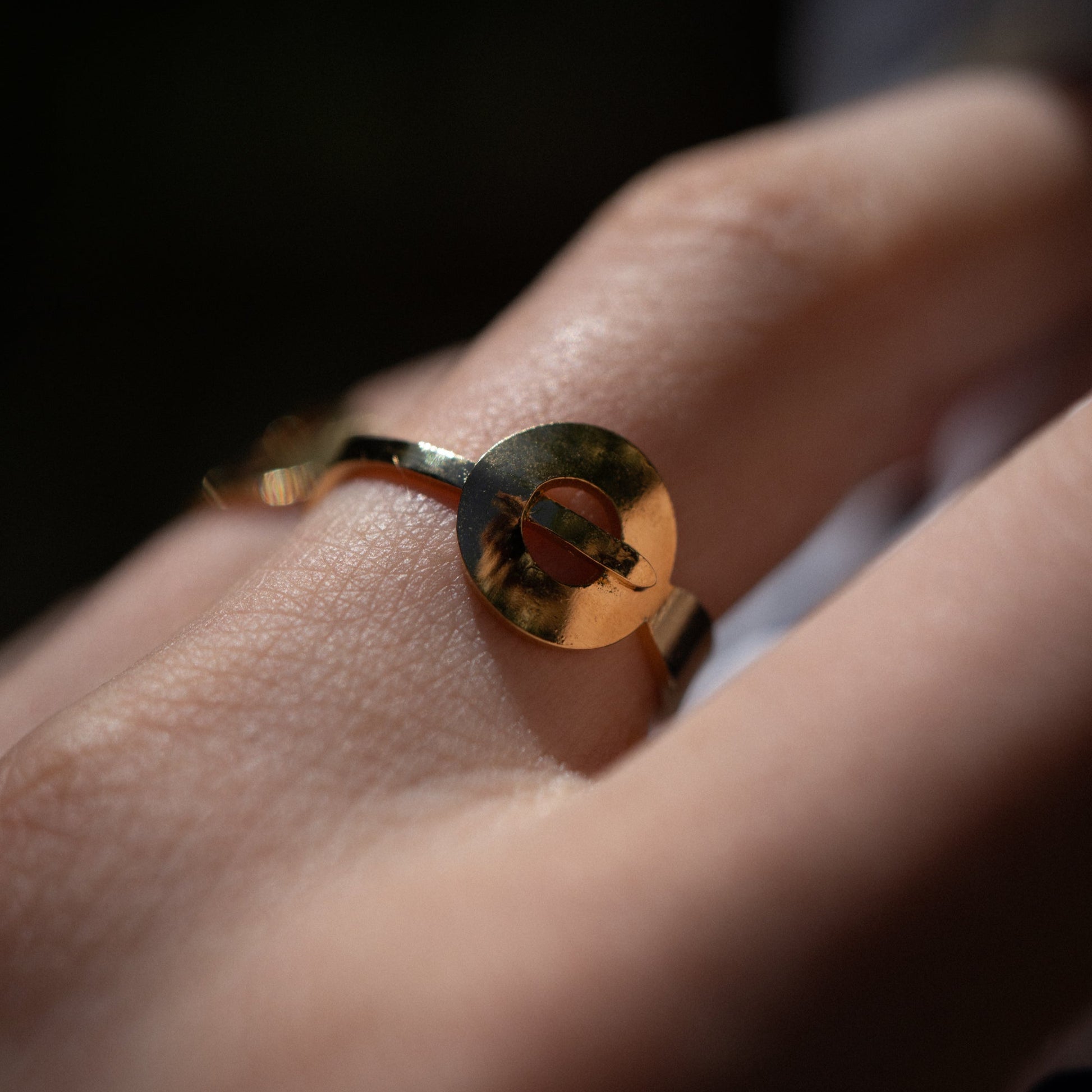 Bague créée à partir d'une aiguille d'horloge unique