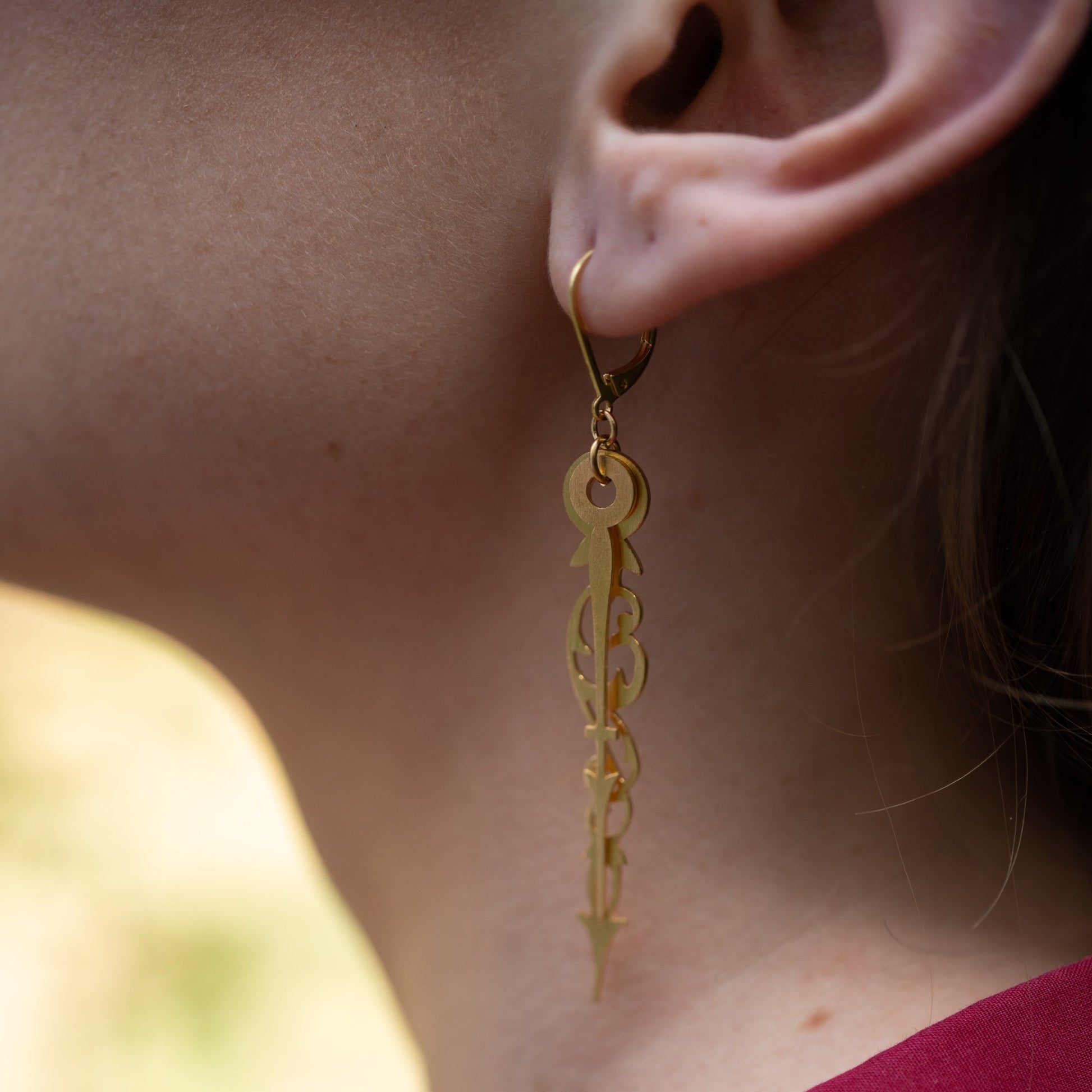 Gros plan sur la boucle d'oreille Infini, fabriquée par Marie-Louise Orlach.