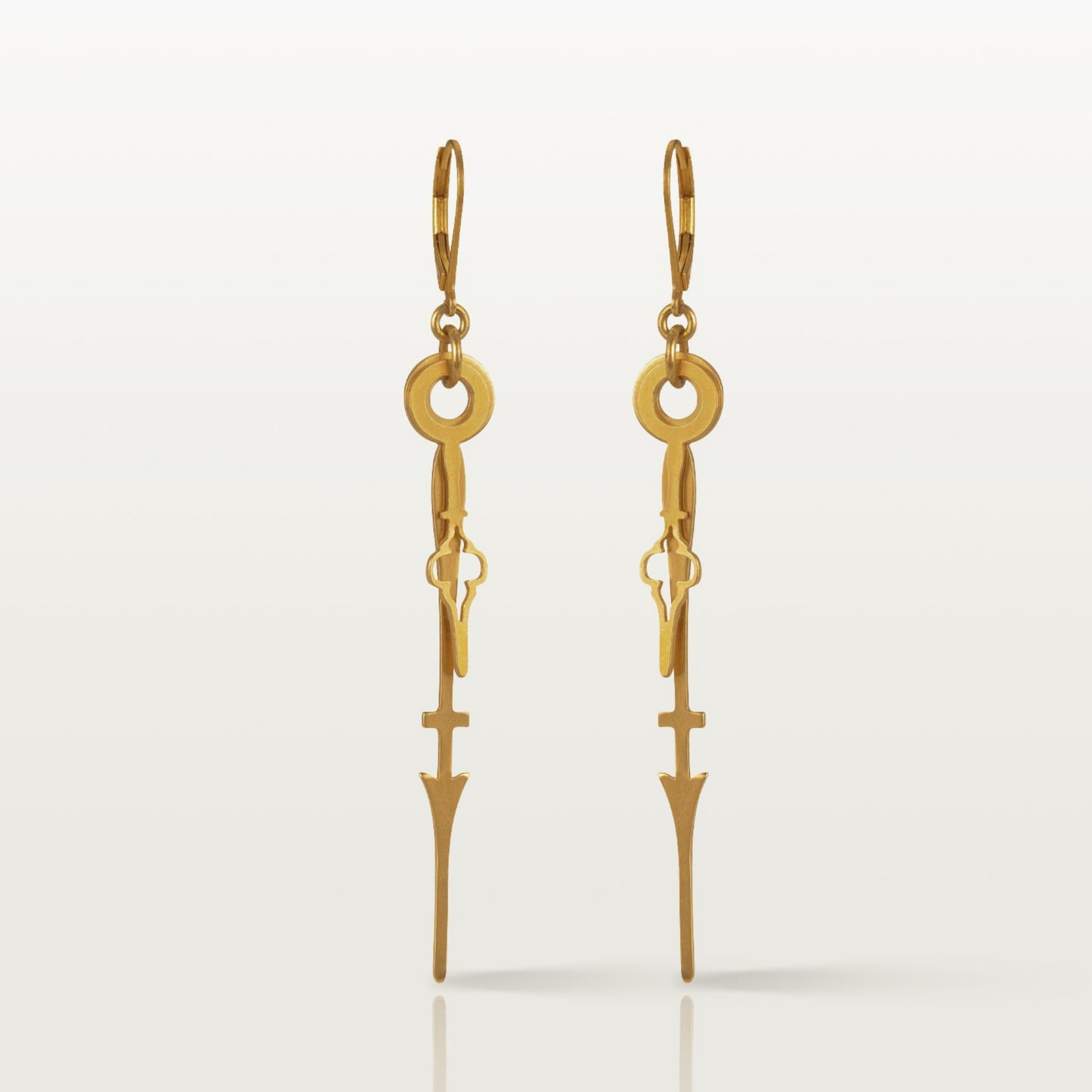 Les boucles d'oreille Plus-que-parfaite, dont les aiguilles en forme de pétale évoquent une délicate sensibilité.