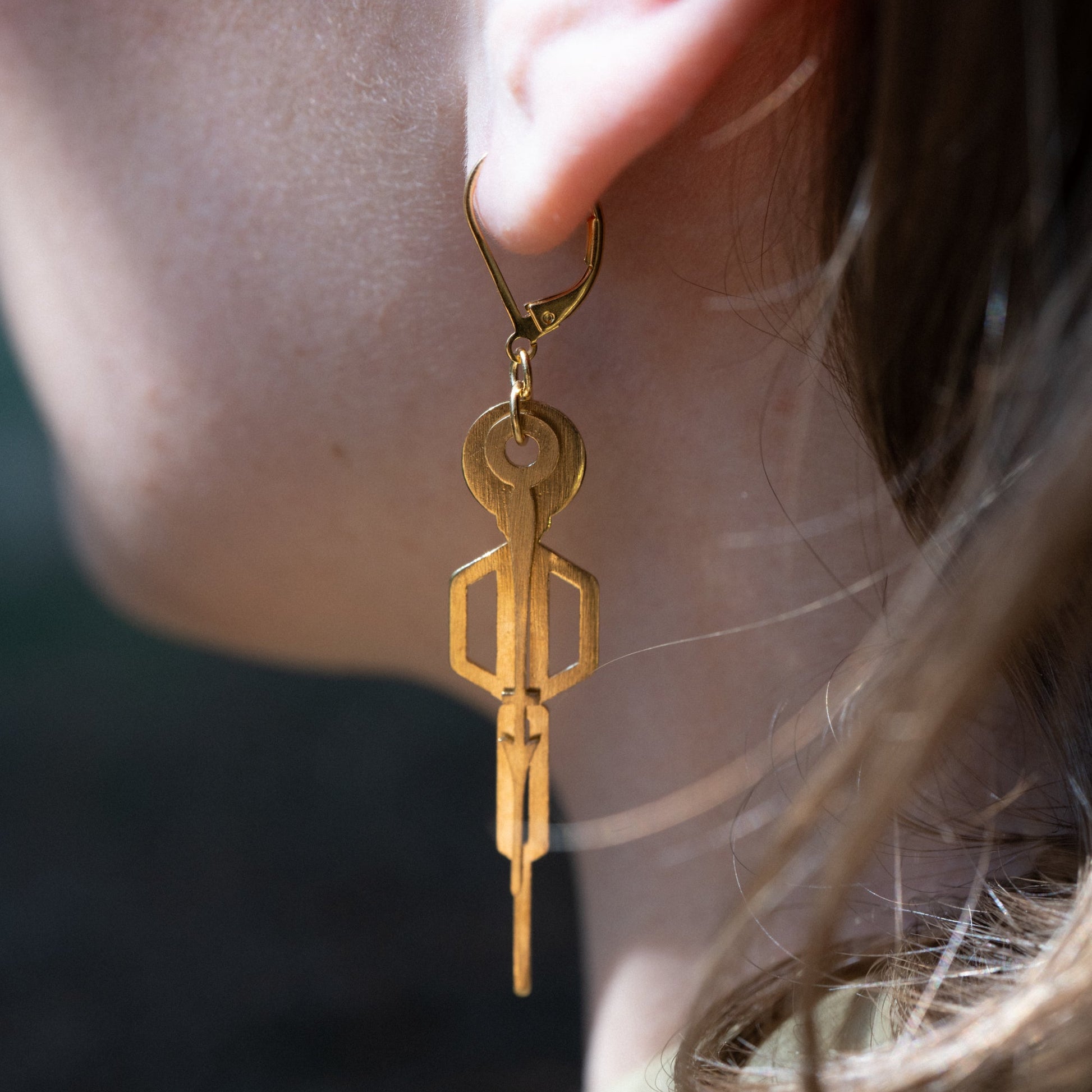 Gros plan sur la boucle d'oreille Vestiges, made in Paris.