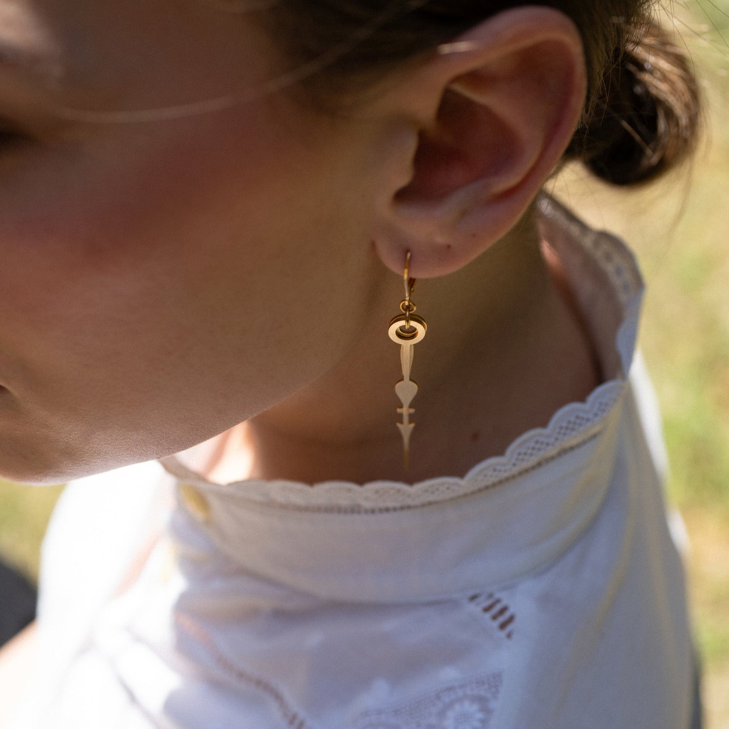 Les boucles d'oreille Intemporelles fabriquées à Paris.