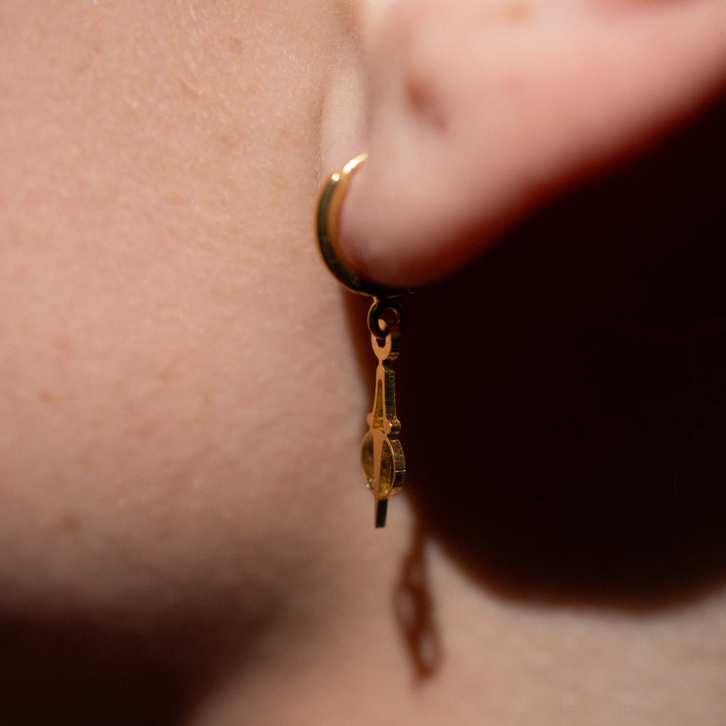 Boucles d'oreille Surprises fait main à Paris par Marie-Louise Orlach. Disponible à l'unité ou par deux.