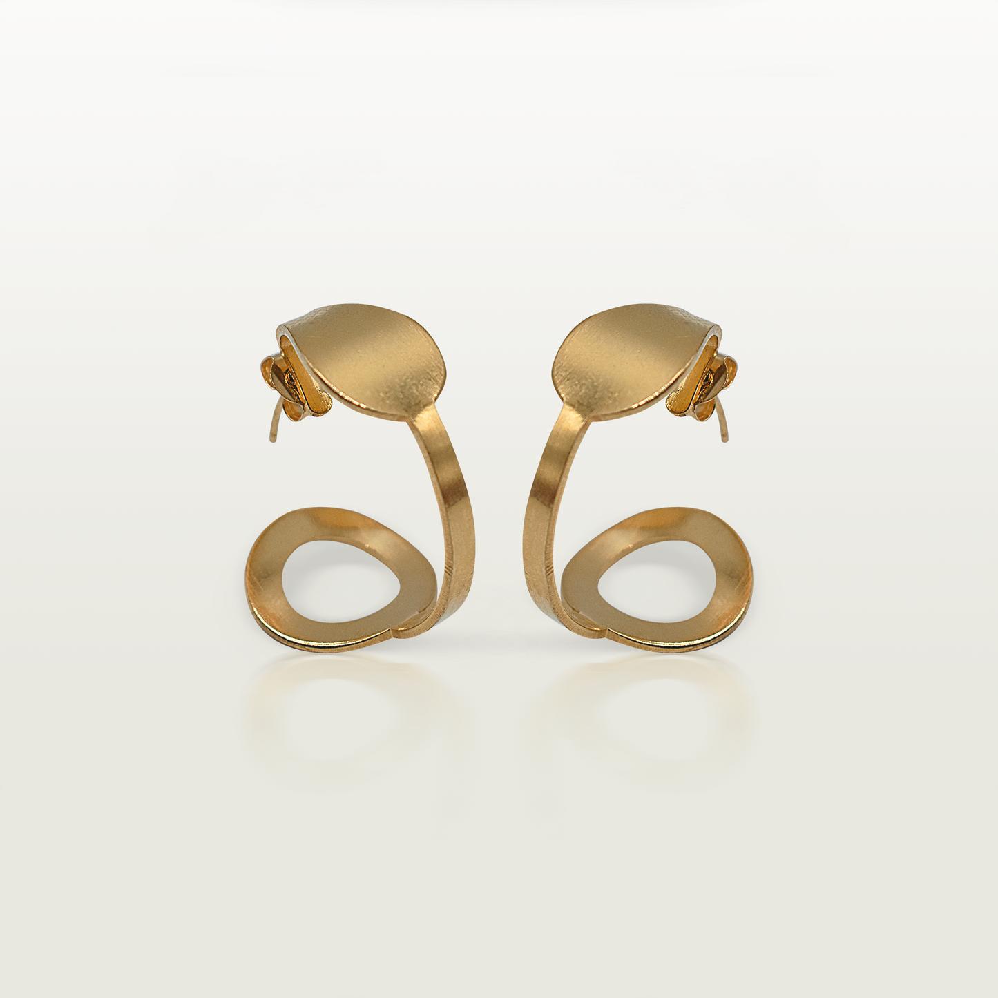 Boucles d'oreille Rendez-vous fabriquées à Paris par Marie-Louise Orlach, à partir d'aiguilles d'horloge Art déco des années 1920. Deux tailles disponibles.