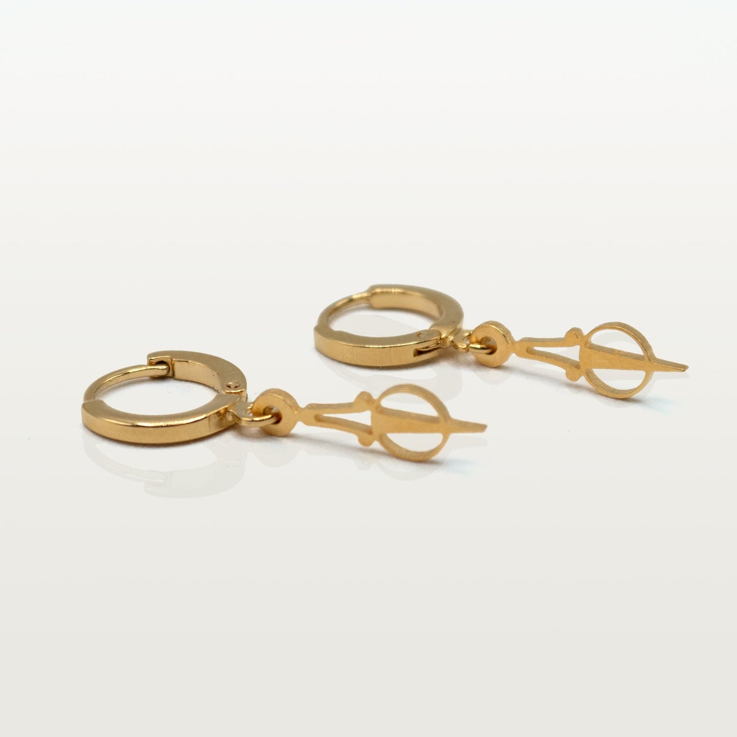 Boucles d'oreille Surprises fait main à Paris par Marie-Louise Orlach. Disponible à l'unité ou en paire.