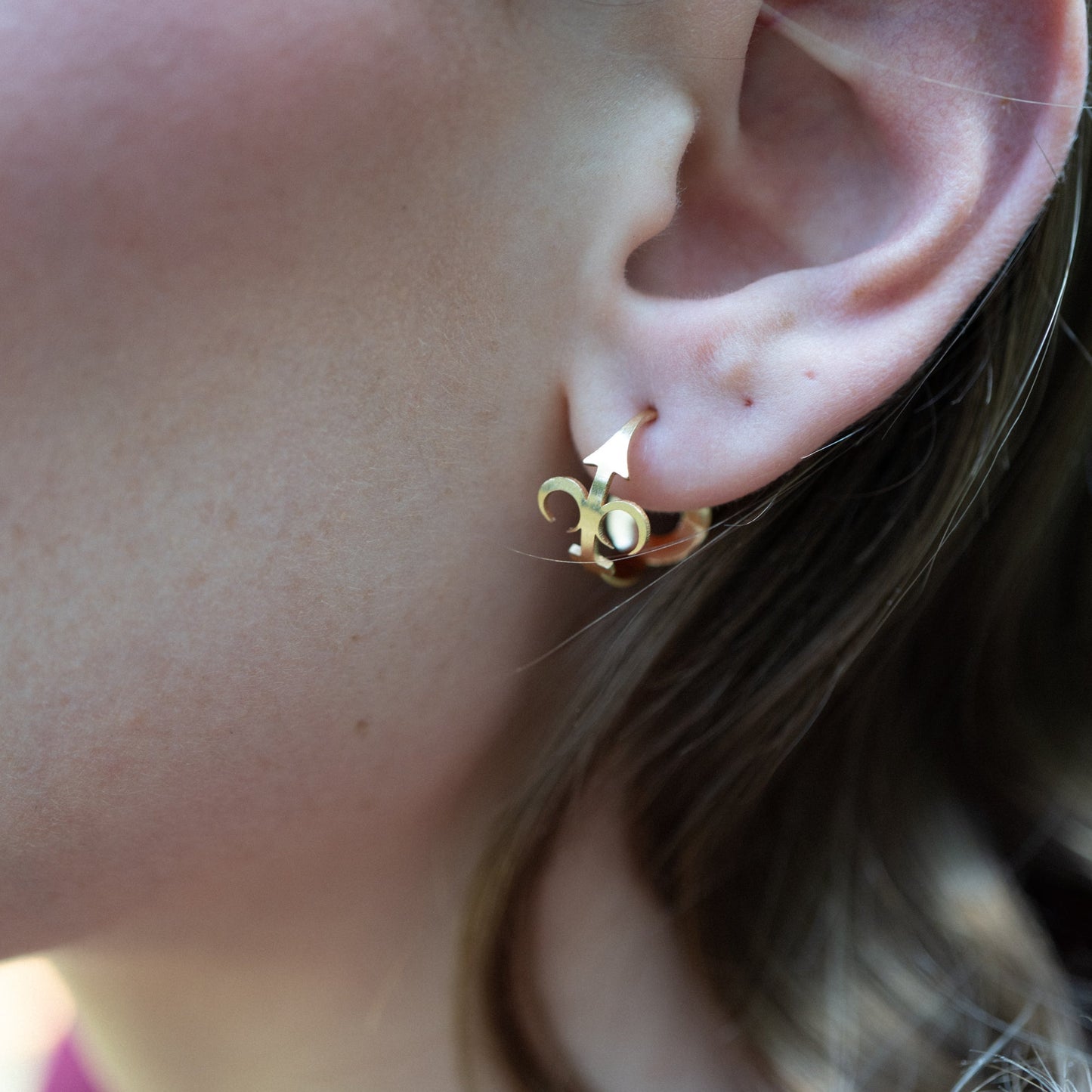 Boucles d'oreille Tempo, fabriquées à Paris par Marie-Louise Orlach, inspirées d'aiguilles d'horloges Art déco.