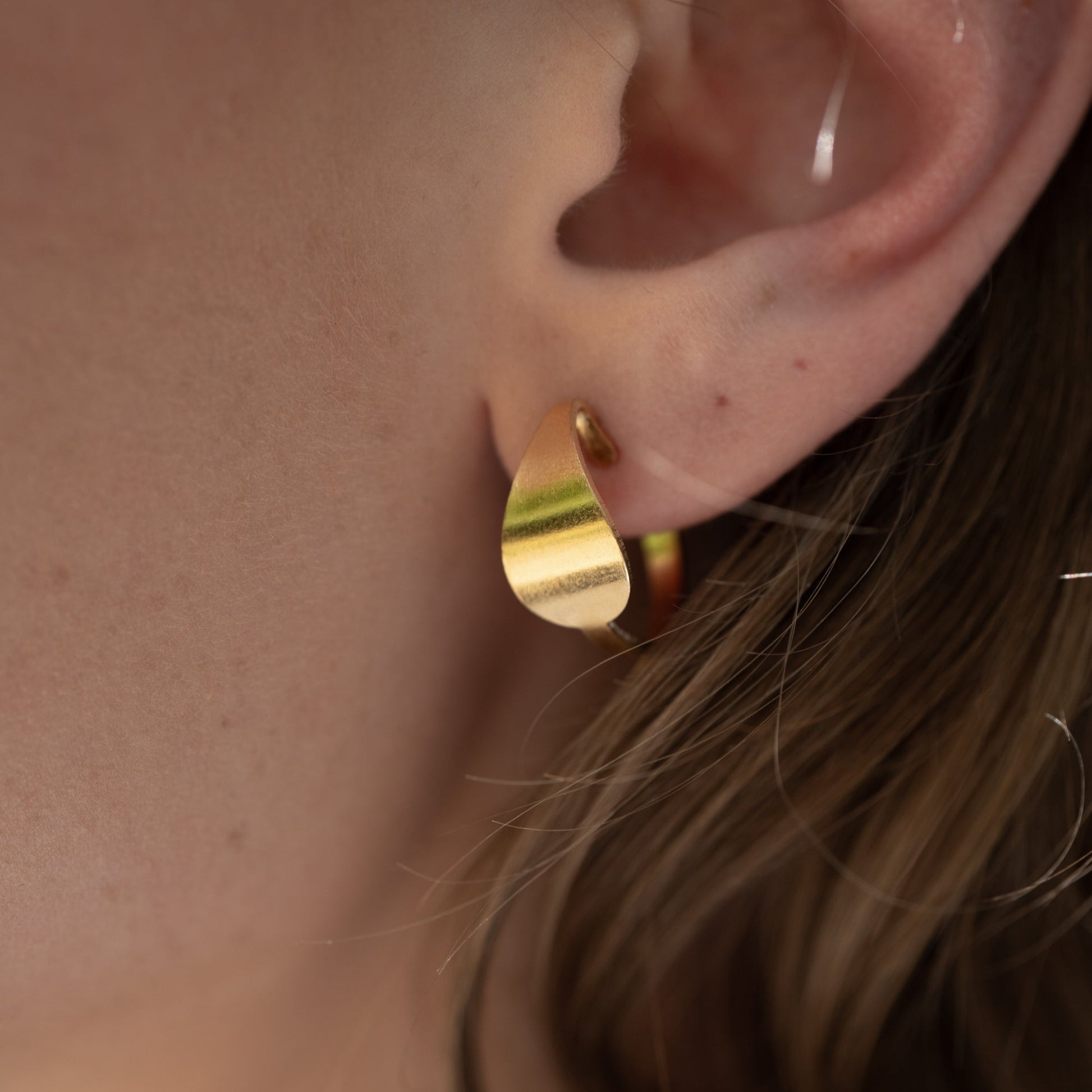 Boucles d'oreille élégantes et raffinées, créées à Paris par Marie-Louise Orlach.