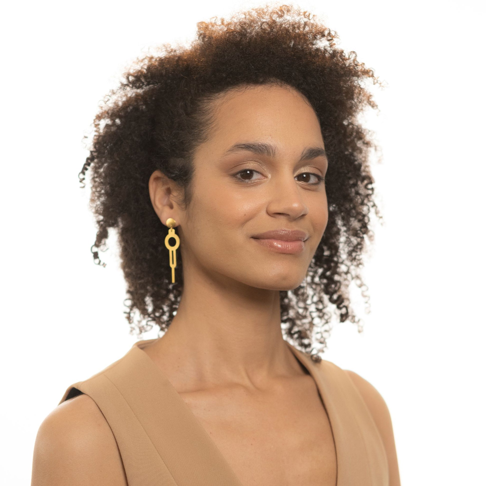 Pendants d'oreille Instant dorées à l'or fin, créées par Marie-Louise Orlach à Paris.