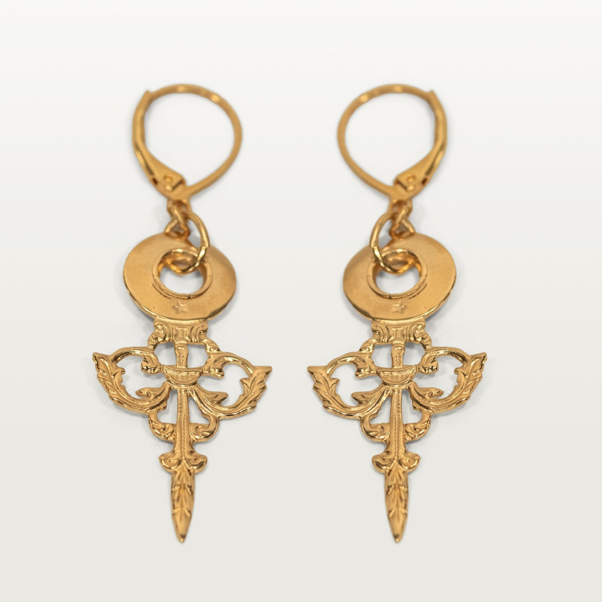 Boucles d'oreille Minuit, inspirée d'une aiguille commandée par Louis XV pour une horloge parisienne.