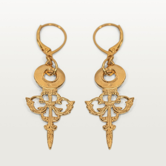 Boucles d'oreille Minuit, inspirée d'une aiguille commandée par Louis XV pour une horloge parisienne.