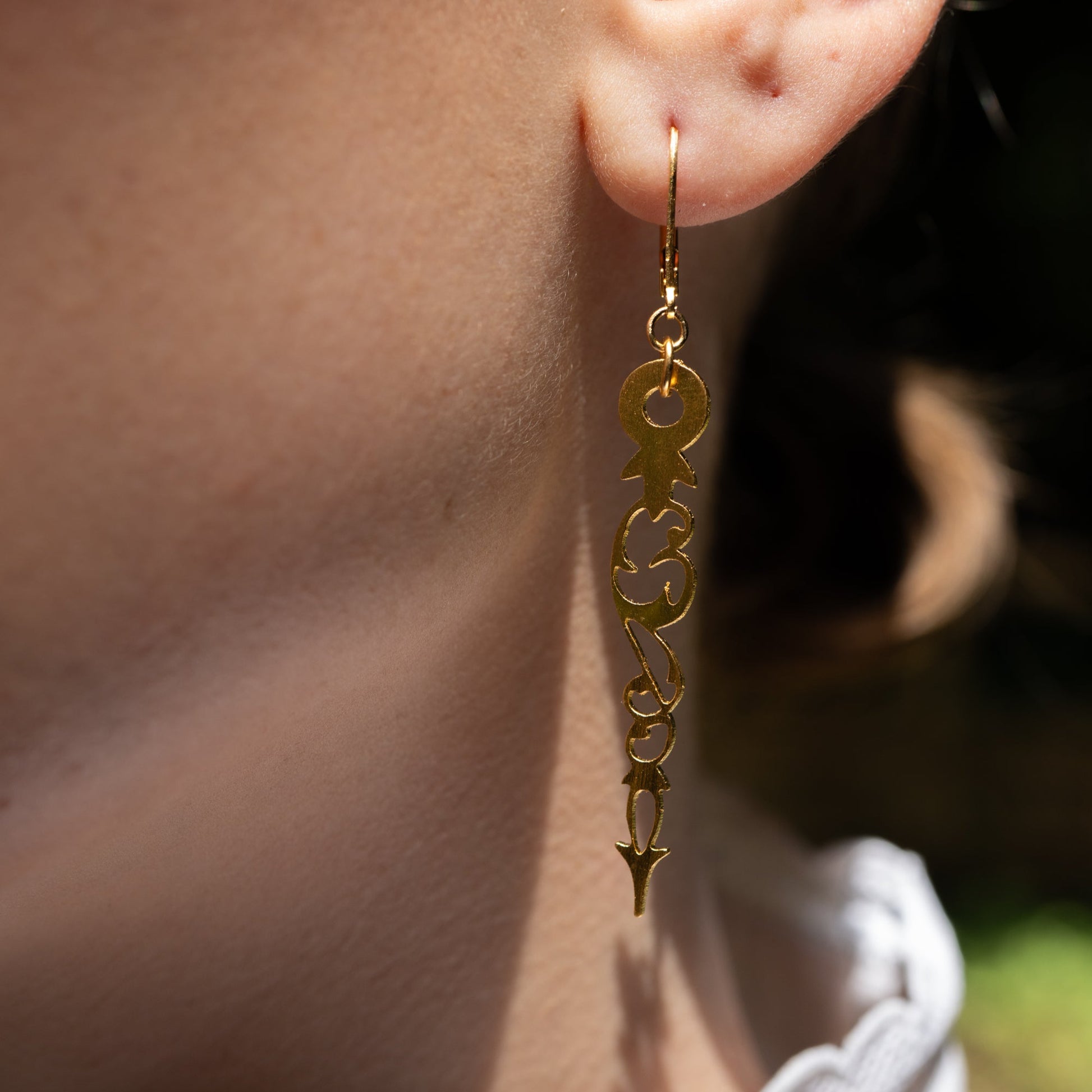 Détail de la boucle d'oreille L'Air du temps, fait main à Paris par Marie-Louise Orlach.