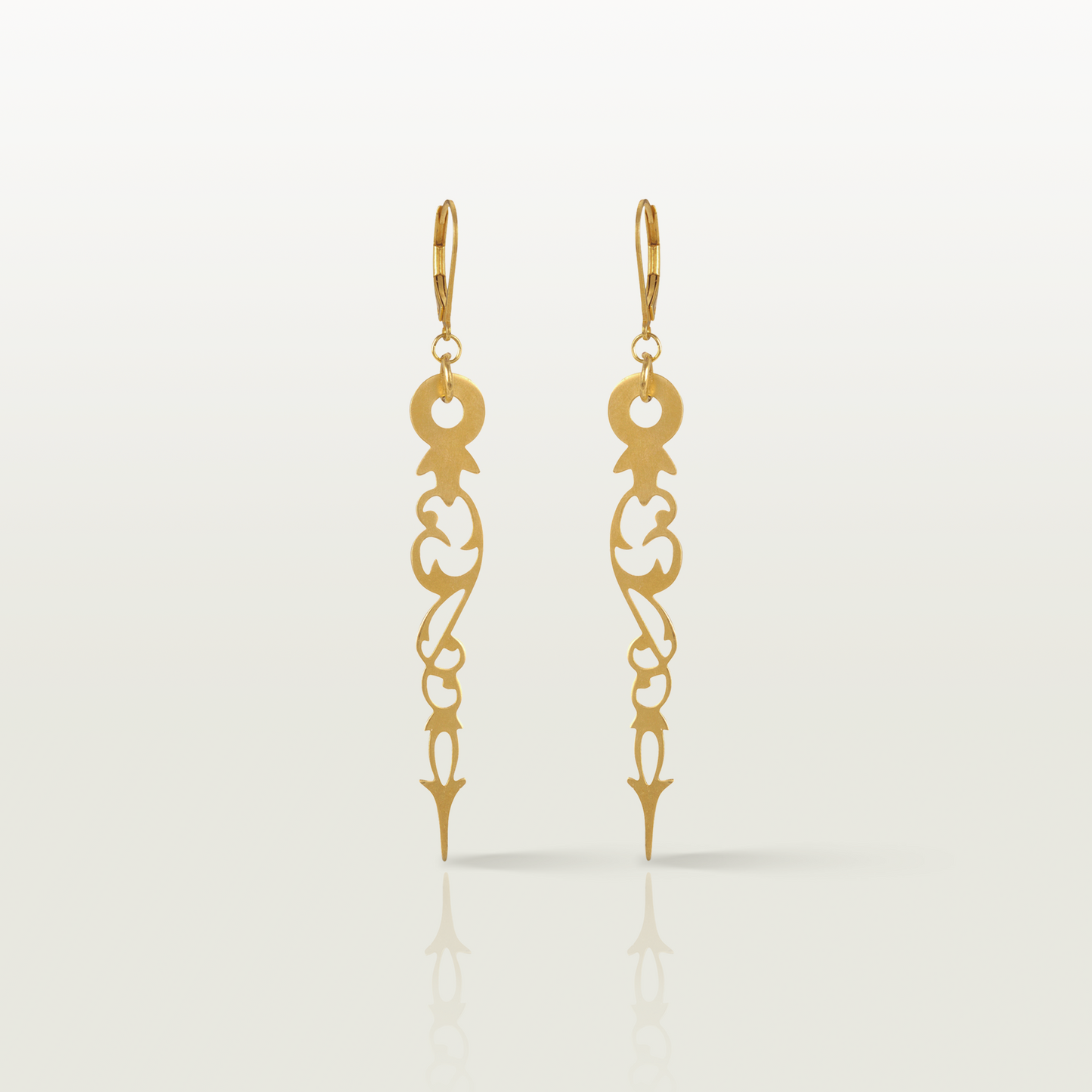 Boucles d'oreille L'Or du temps, fabriquées à Paris par Marie-Louise Orlach.