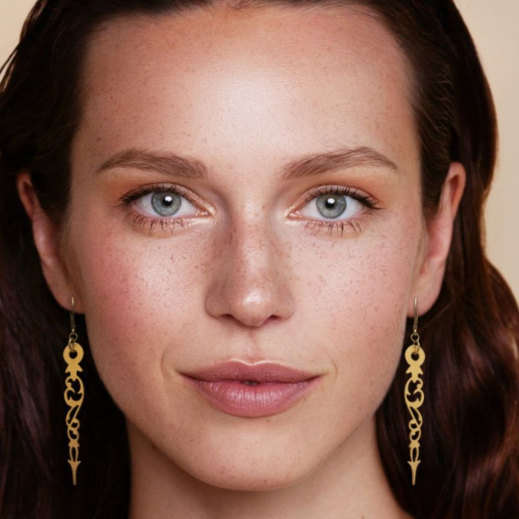 Boucles d'oreille L'Or du temps, inspirées d'aiguilles d'horloge Art déco.