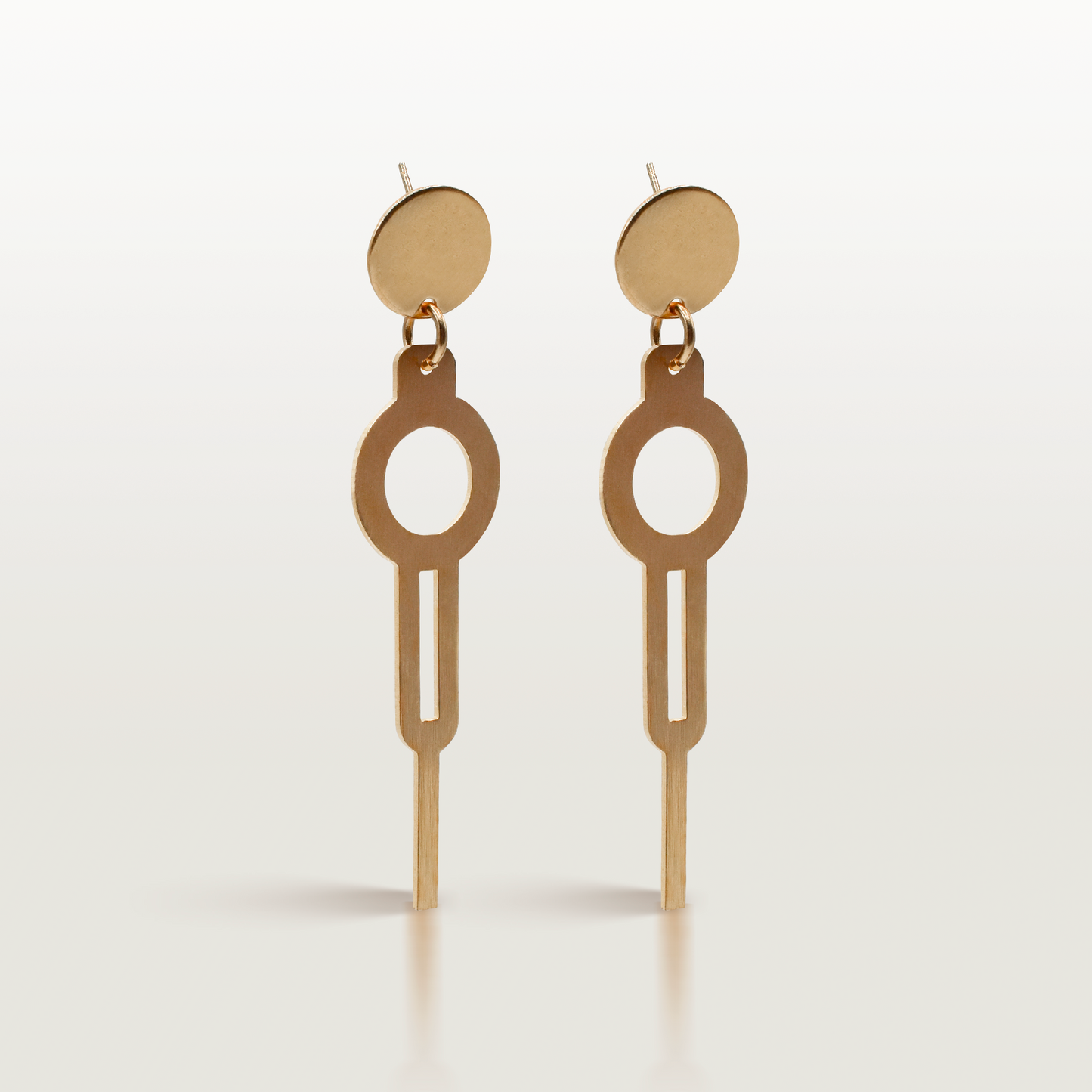 Boucles d'oreille Instant dorées à l'or fin, fabriquées à Paris par Marie-Louise Orlach.