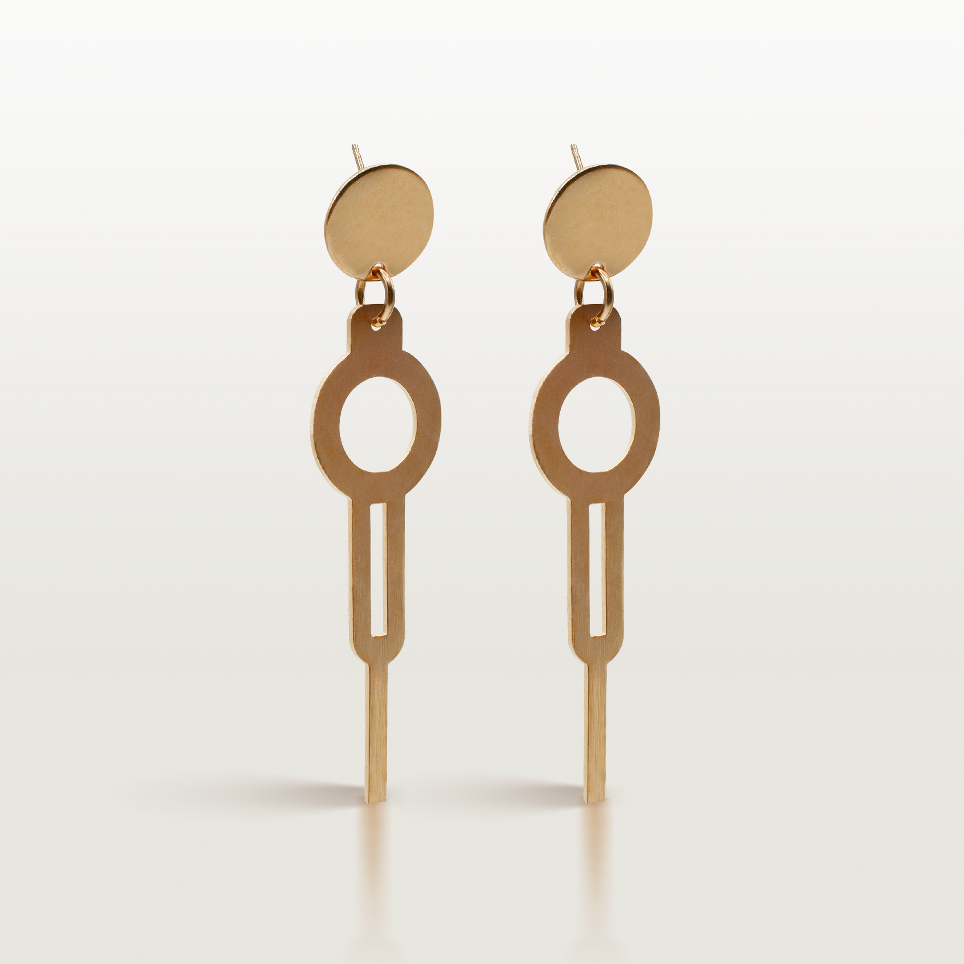 Boucles d'oreille Instant dorées à l'or fin, fabriquées à Paris par Marie-Louise Orlach.