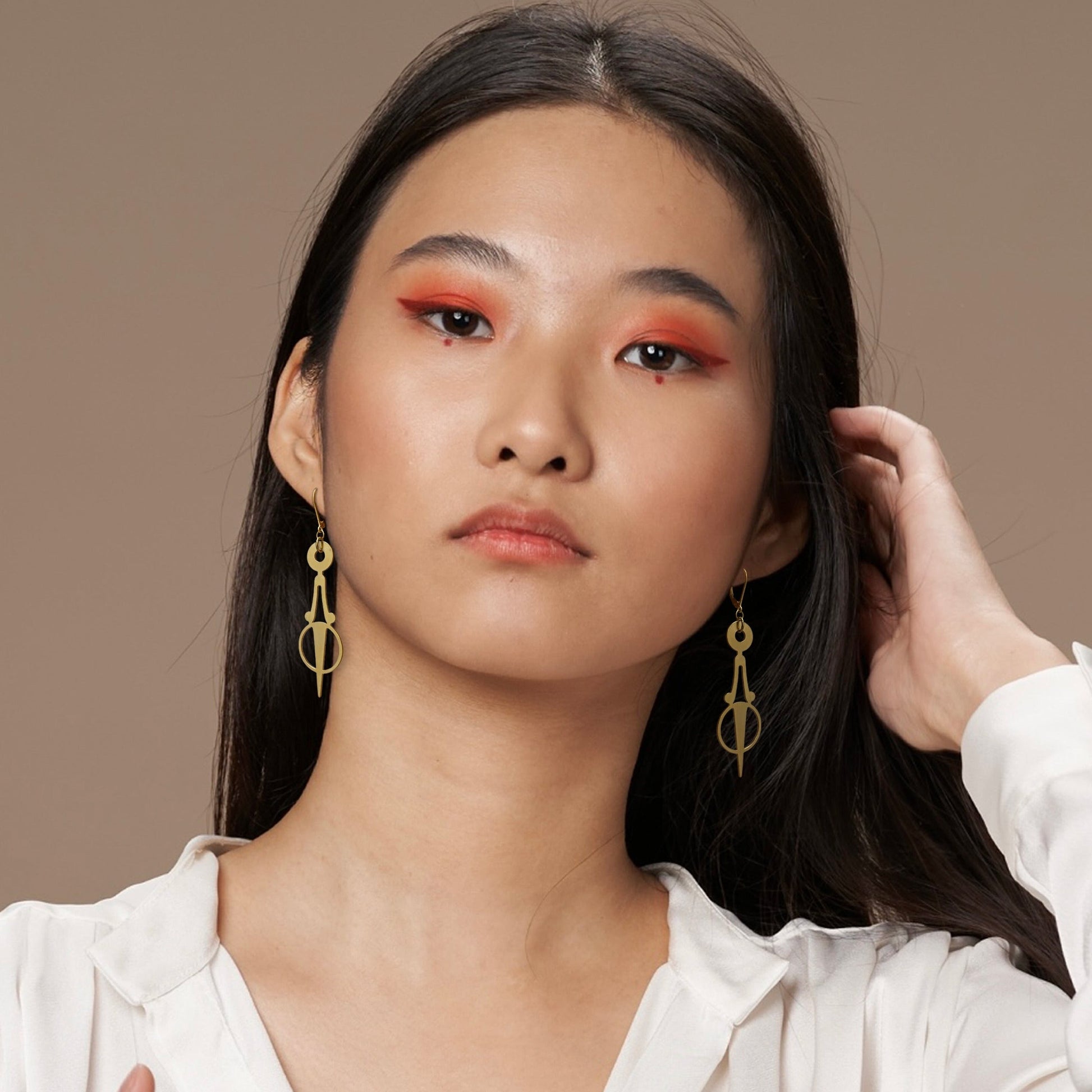Boucles d'oreille Le Temps retrouvé qui évoquent la grâce d'une danseuse. Fabriquées dans son atelier à Paris par Marie-Louise Orlach.