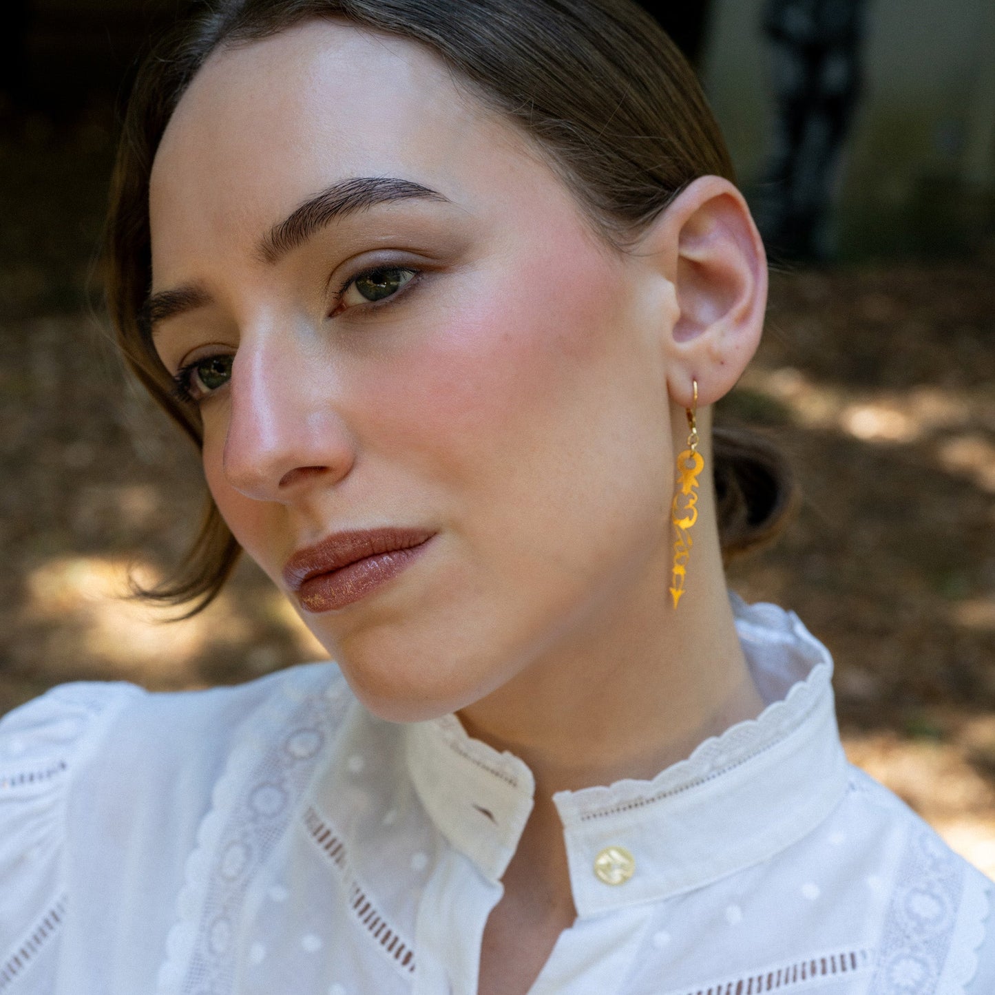 Boucles d'oreille L'Or du temps, uniques, inspirées par une aiguille d'horloge des années 1920.