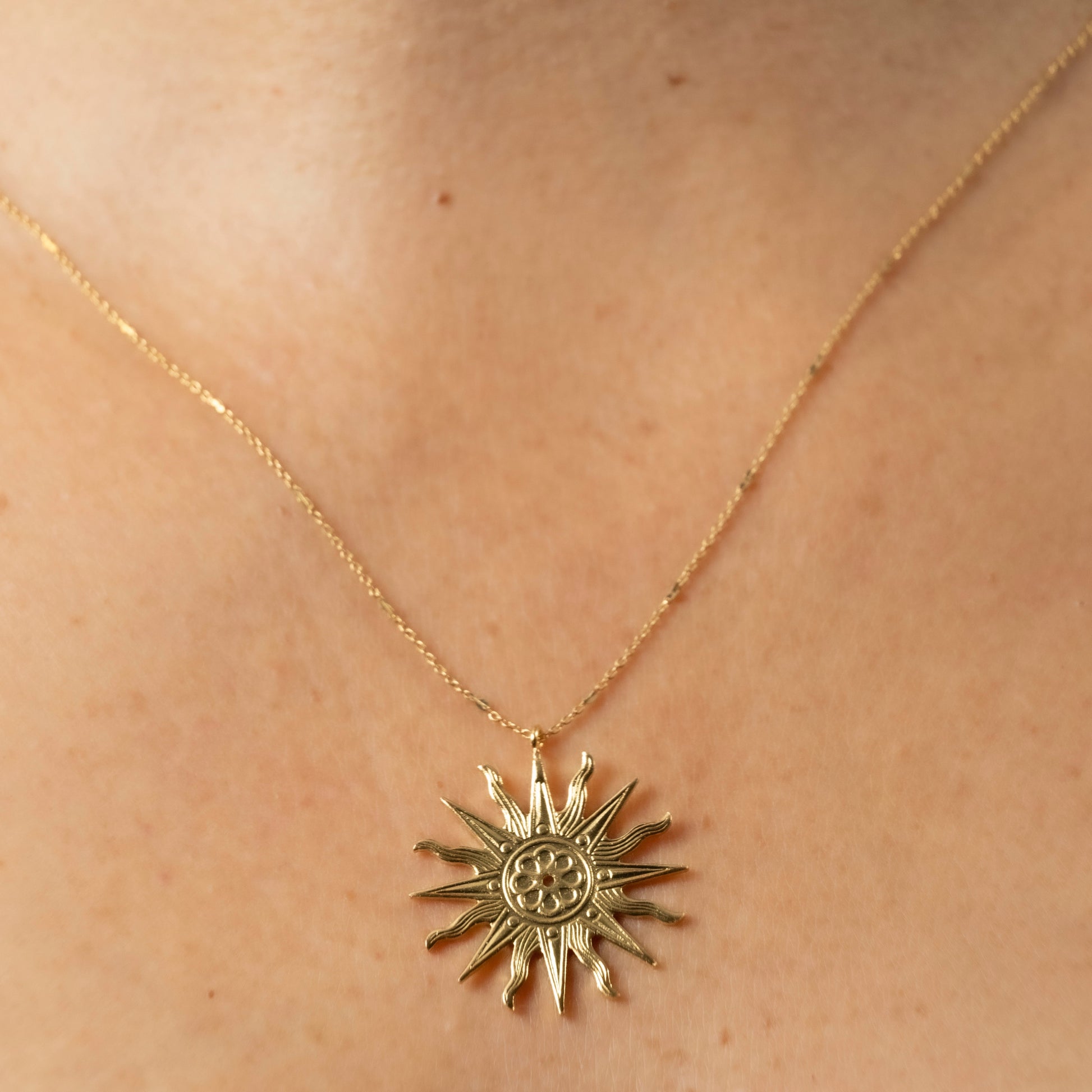 Collier Heure royale, doré à l'or fin, fabriqué à Paris par Marie-Louise Orlach.