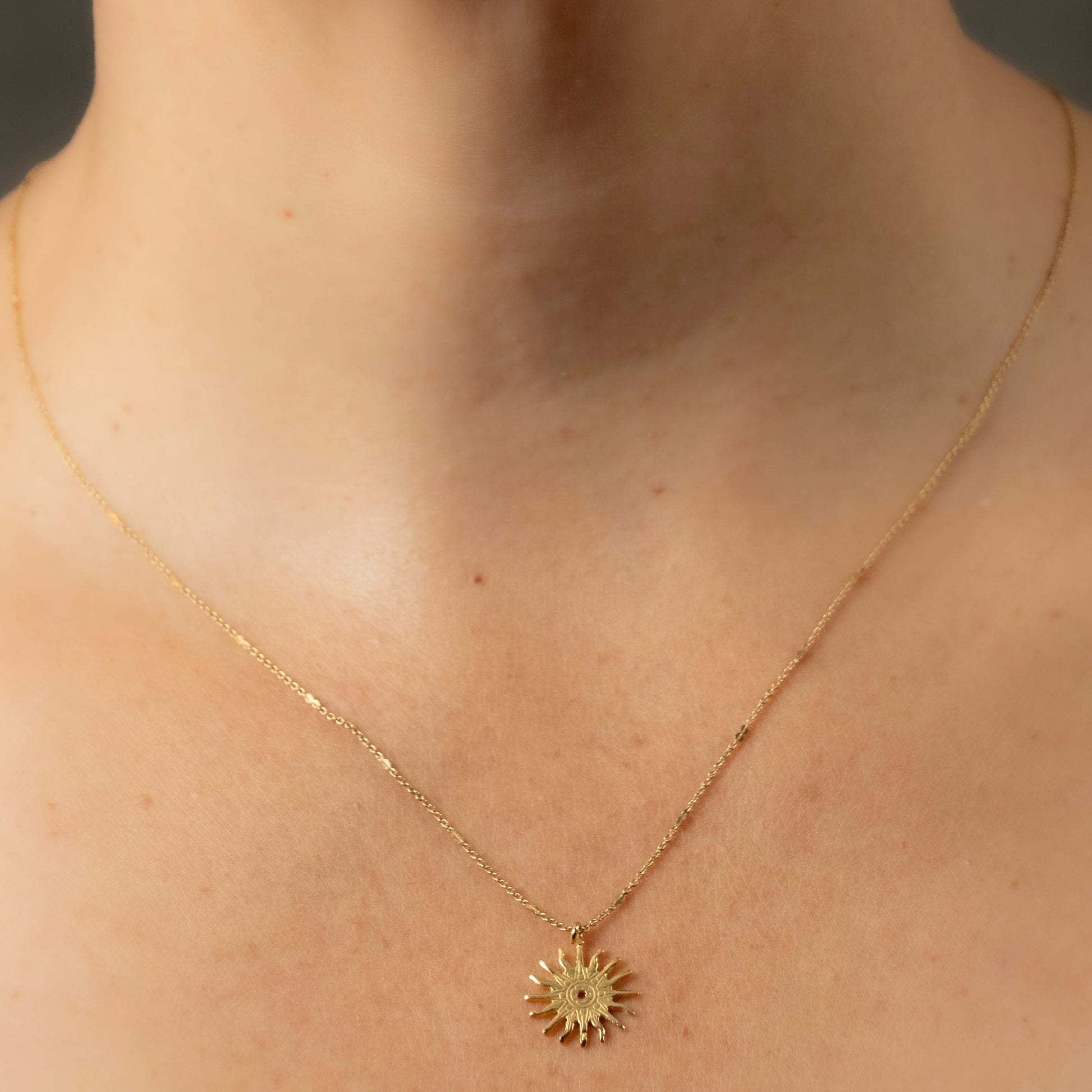 Le collier L'Heure dorée fait partie de la collection Royale. Il illustre l'emblème du Roi Soleil.