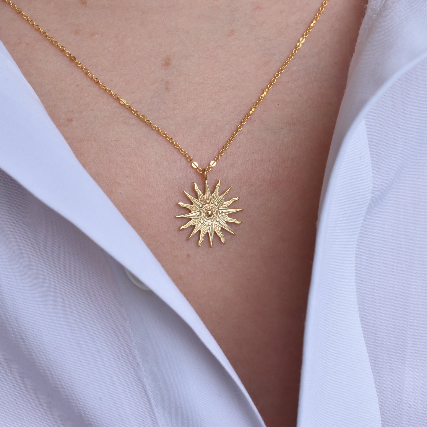 Collier L'Heure dorée, fabriqué à Paris par Marie-Louise Orlach.