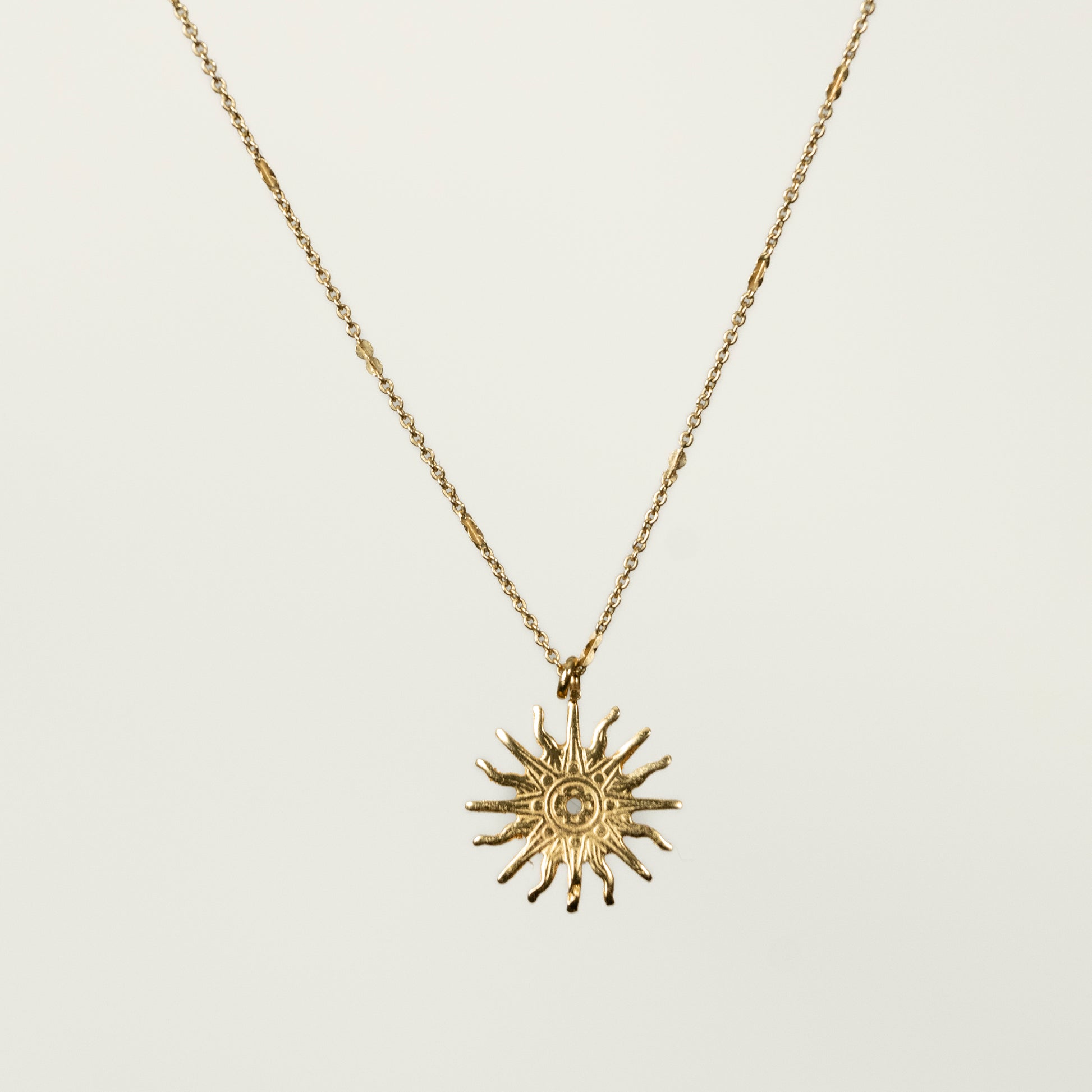 Collier L'heure d'orée, emblème du Roi Soleil. Fait partie de la collection Royale, fait main par Marie-Louise Orlach.