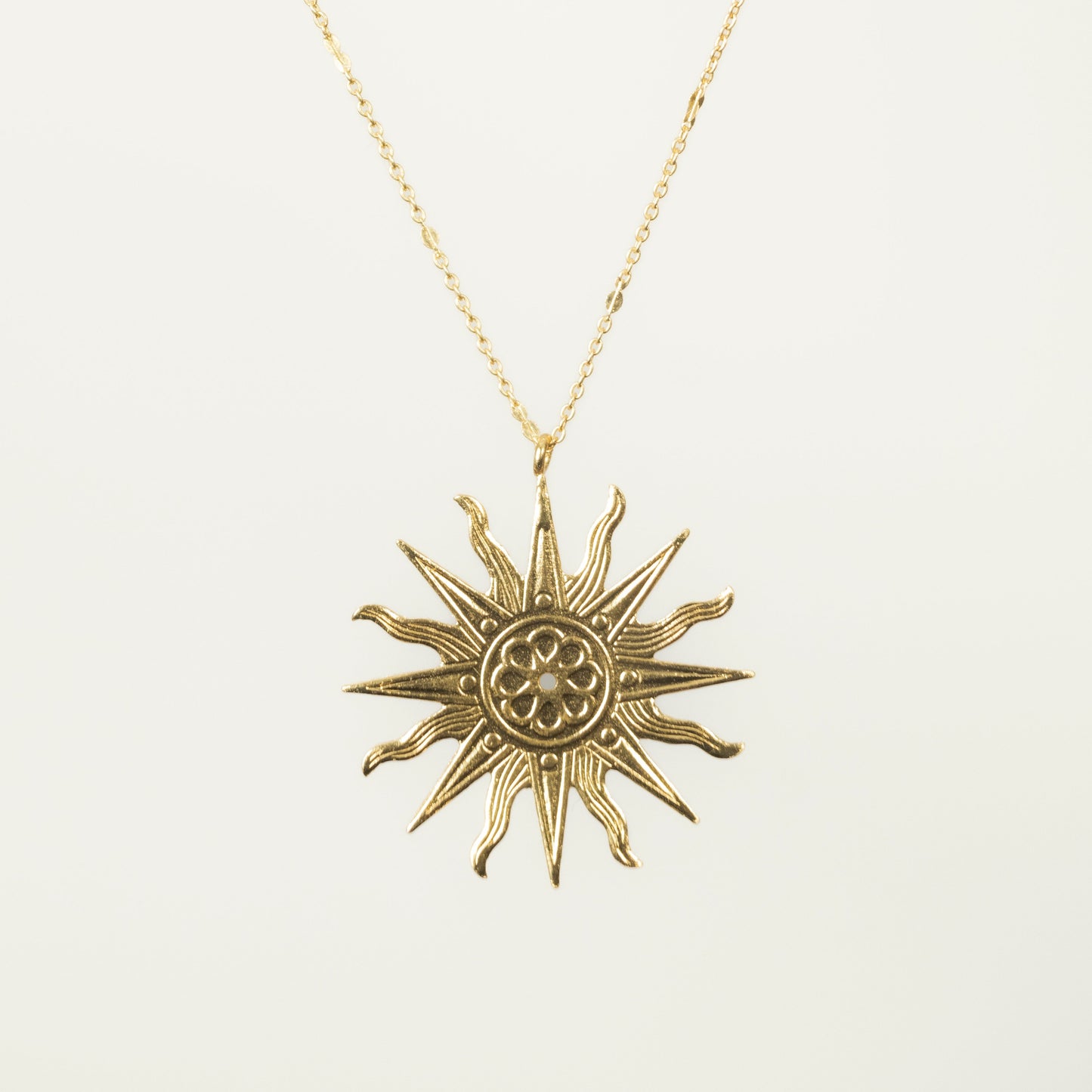 Collier Heure royale, emblème du Roi Soleil, délicat et raffiné.