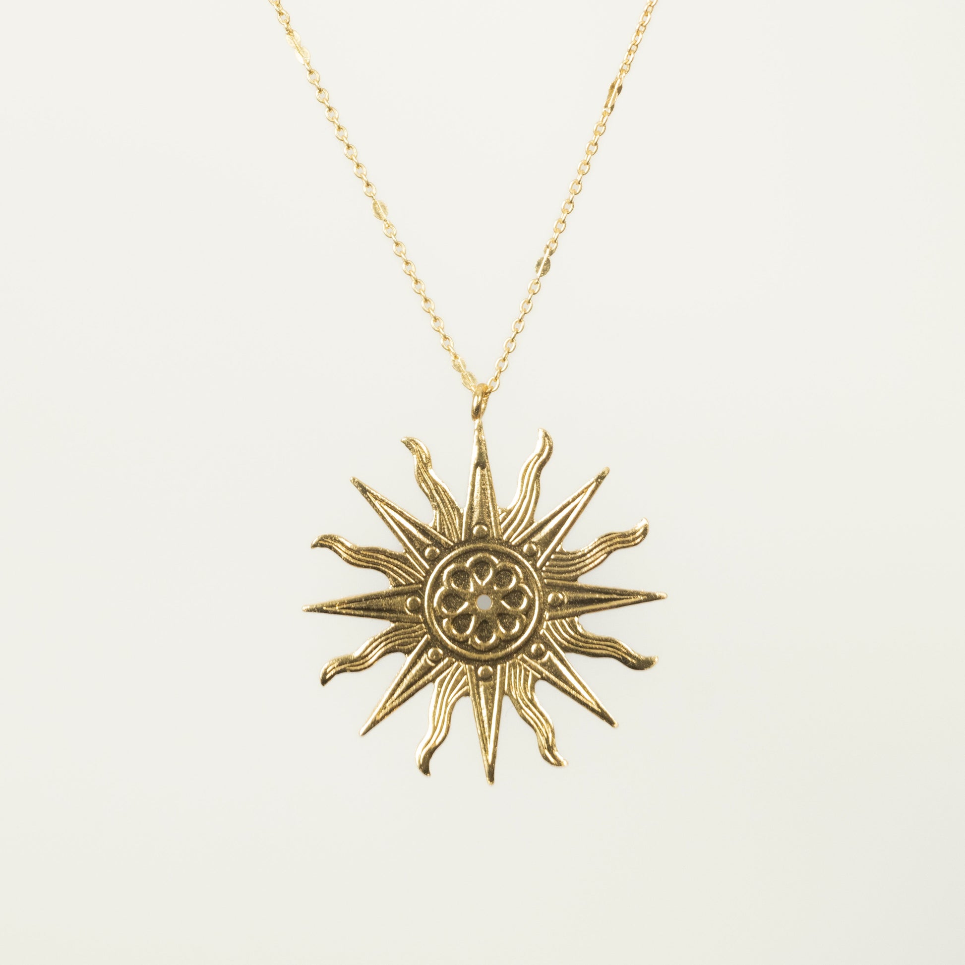 Collier Heure royale, emblème du Roi Soleil, délicat et raffiné.