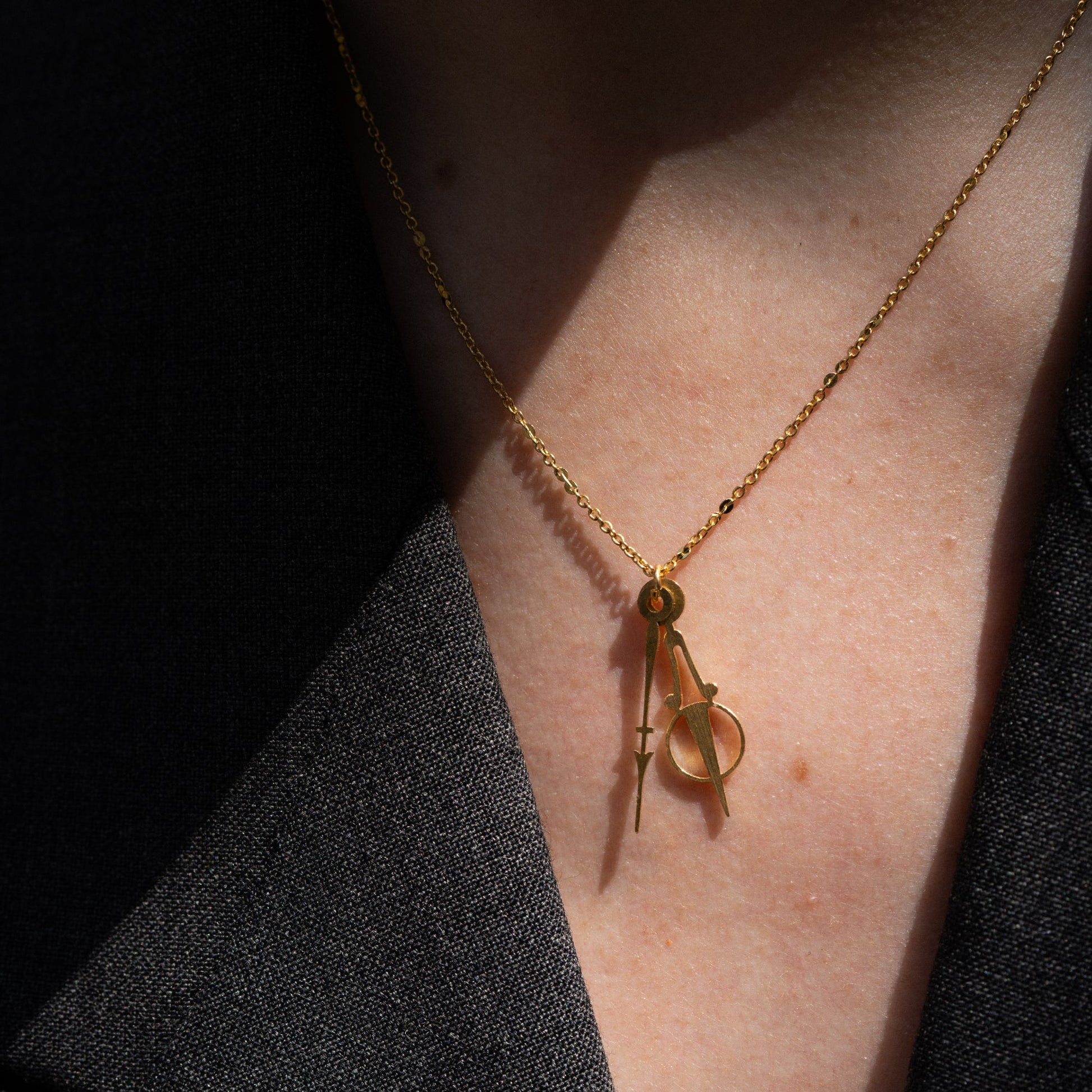 Collier Joyeux créé à Paris et doré à l'or fin.