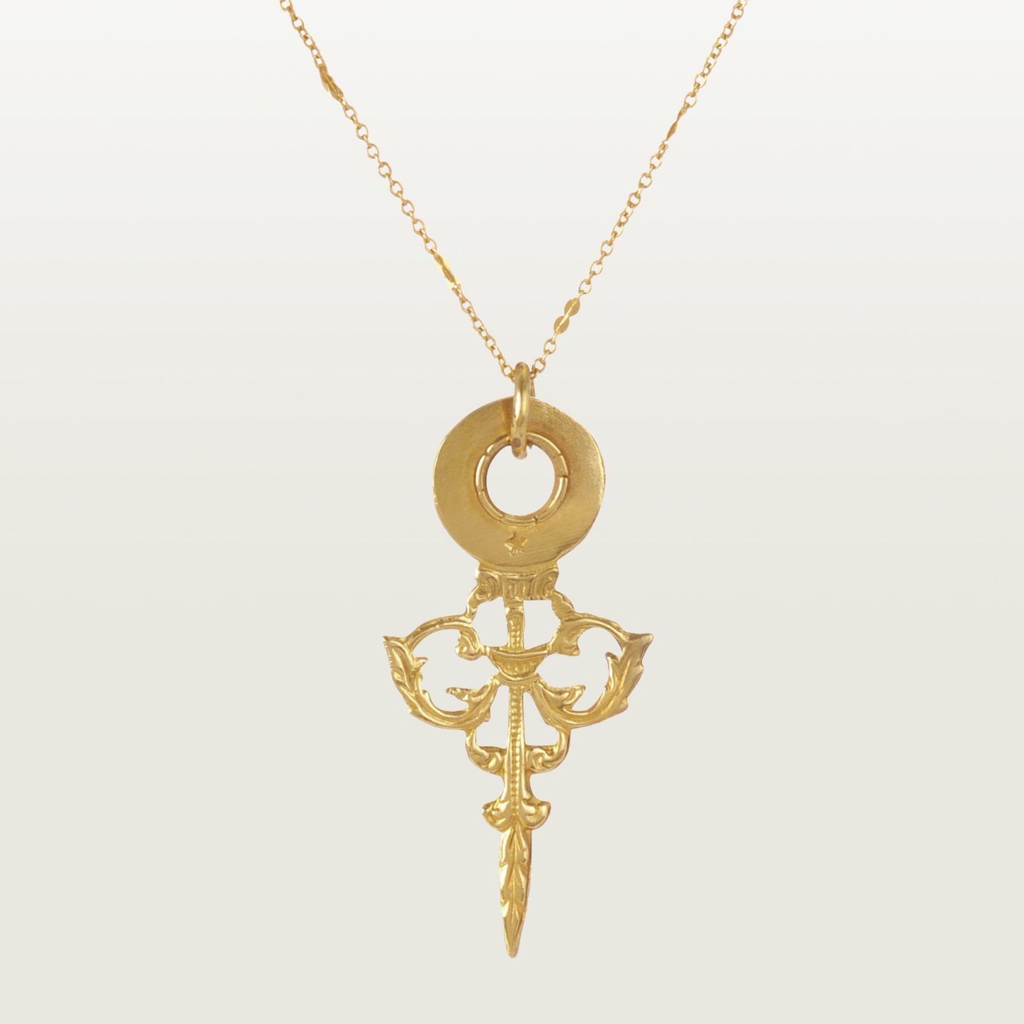 Collier Minuit, fabriqué à Paris par Marie-Louise Orlach. Inspiré d'une aiguille commandée par Louis XV pour une horloge parisienne.