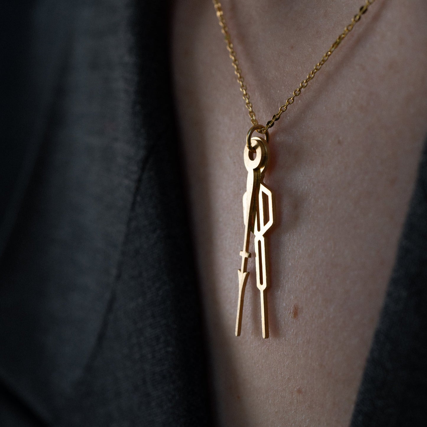 Gros plan sur le collier Vestiges, créé à Paris par Marie-Louise Orlach.