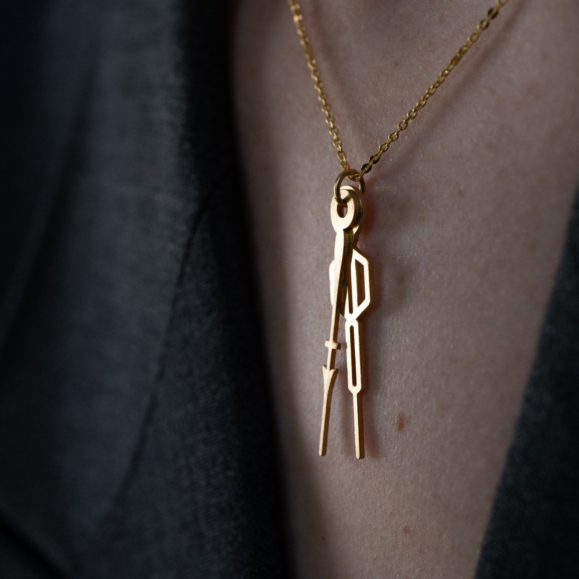 Gros plan sur le collier Vestiges, créé à Paris par Marie-Louise Orlach.